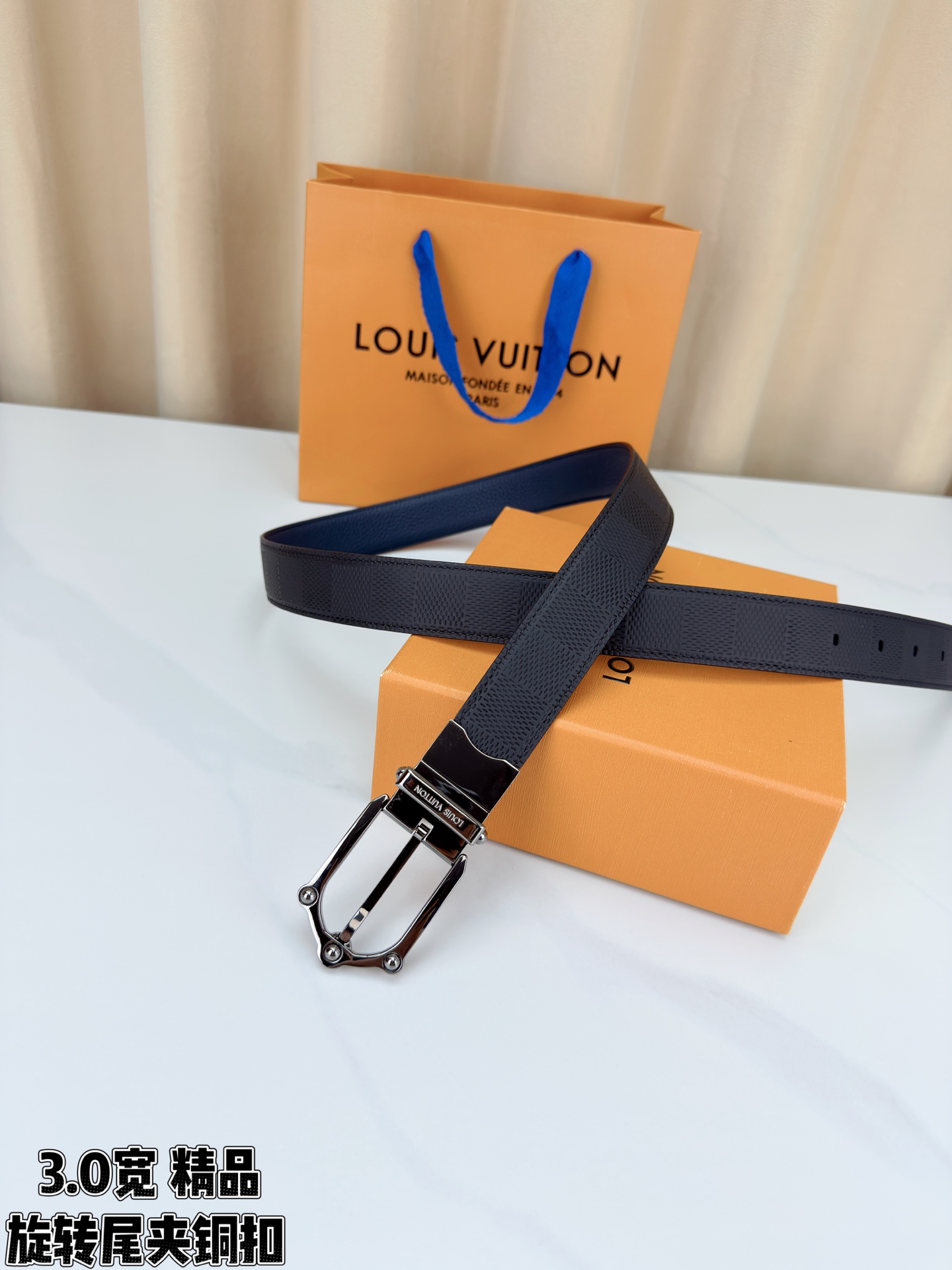 3.0宽 本款 Frog 双面腰带兼具摩登元素与优雅细节，以 Damier 皮革和柔滑皮革成就两式风尚。