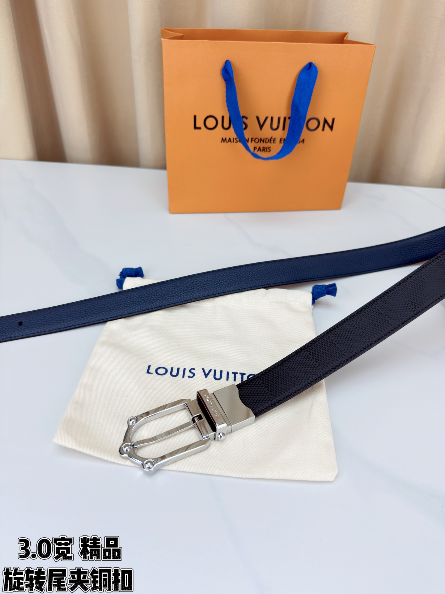 3.0宽 本款 Frog 双面腰带兼具摩登元素与优雅细节，以 Damier 皮革和柔滑皮革成就两式风尚。