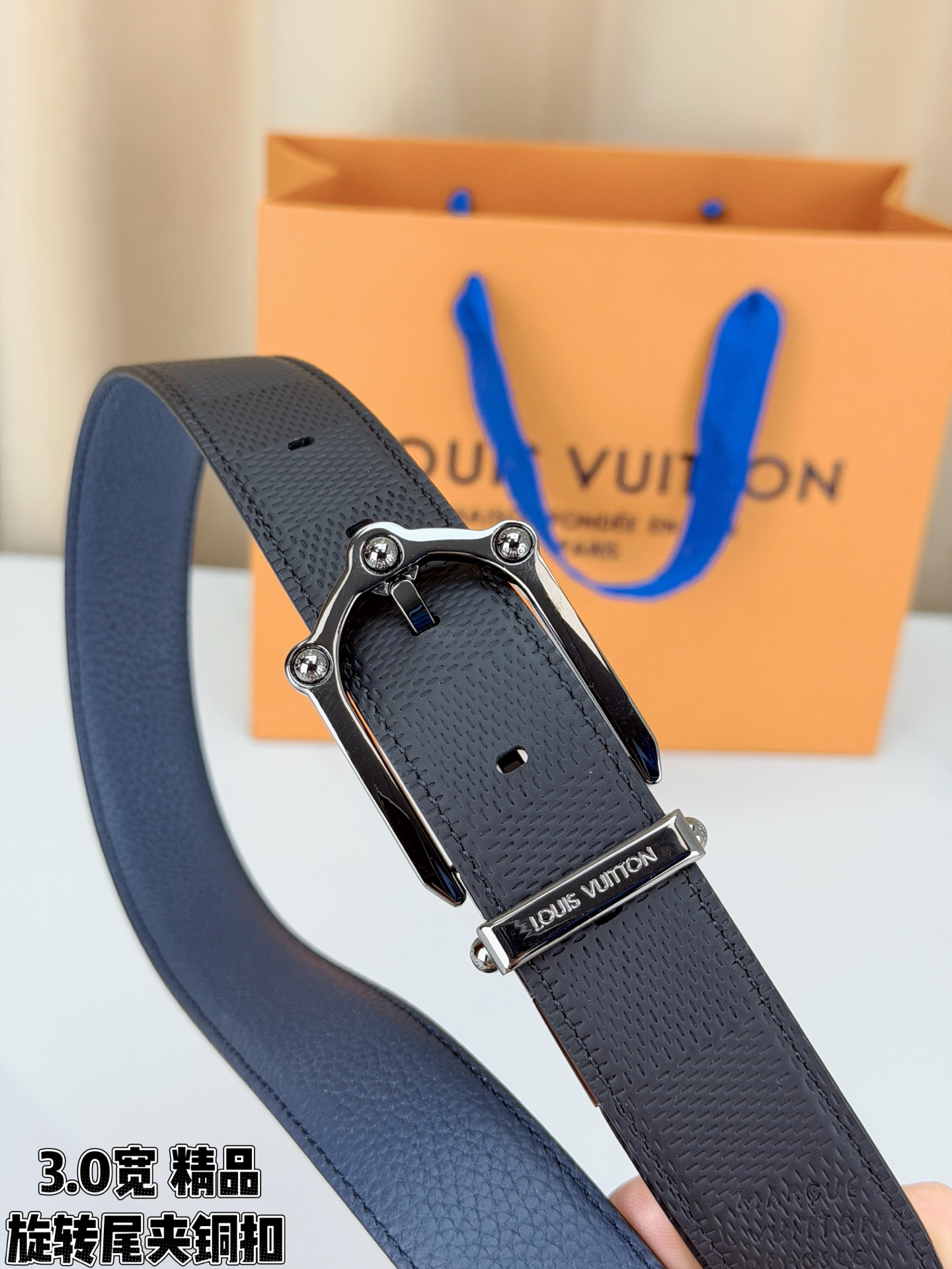 3.0宽 本款 Frog 双面腰带兼具摩登元素与优雅细节，以 Damier 皮革和柔滑皮革成就两式风尚。