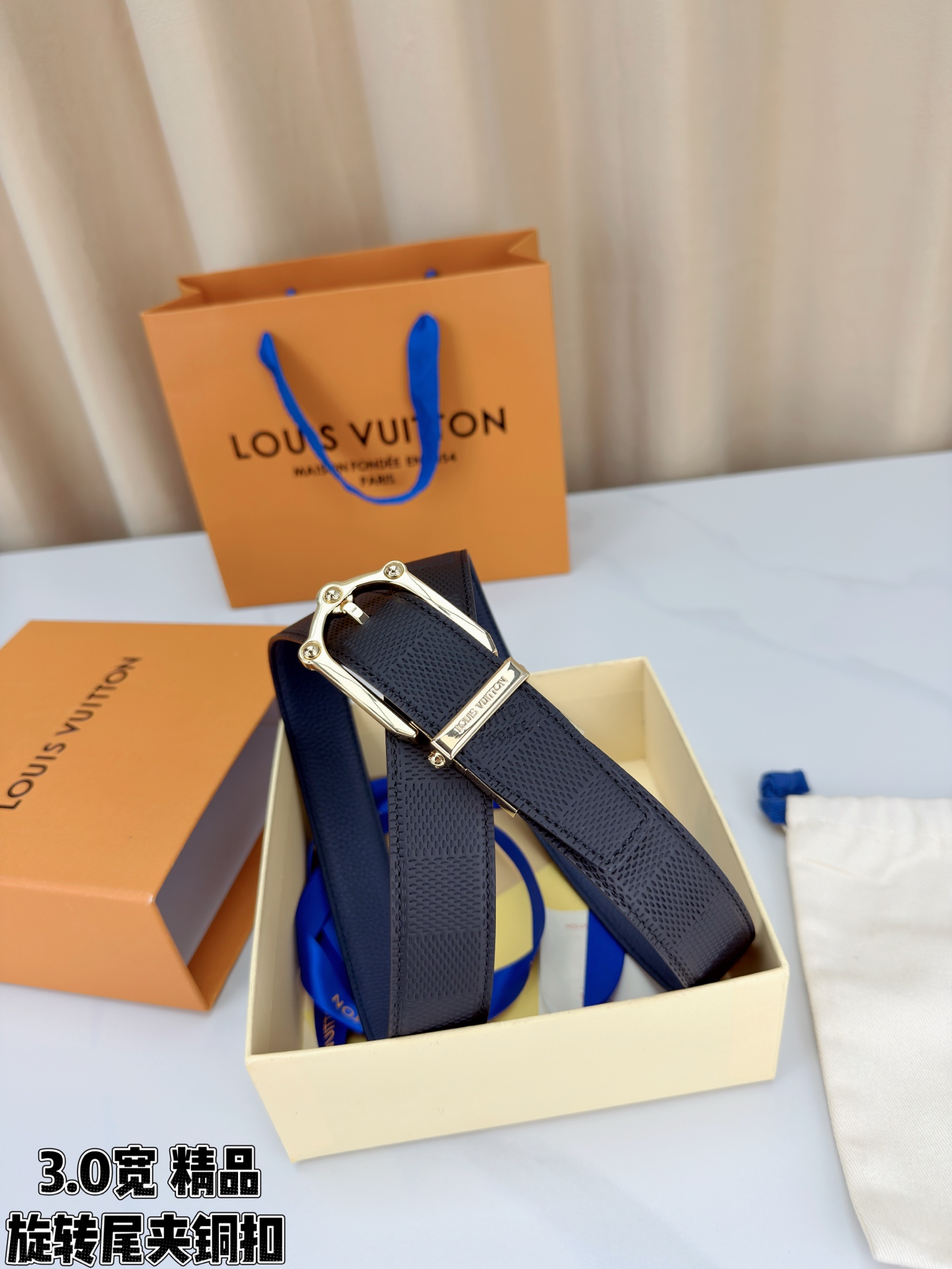 3.0宽 本款 Frog 双面腰带兼具摩登元素与优雅细节，以 Damier 皮革和柔滑皮革成就两式风尚。