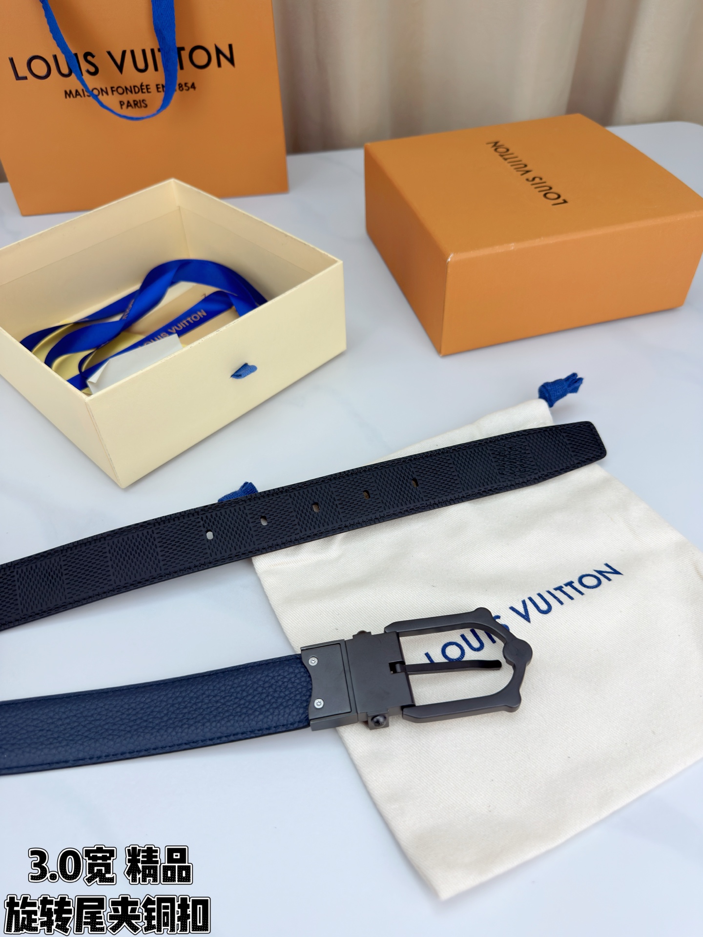 3.0宽 本款 Frog 双面腰带兼具摩登元素与优雅细节，以 Damier 皮革和柔滑皮革成就两式风尚。