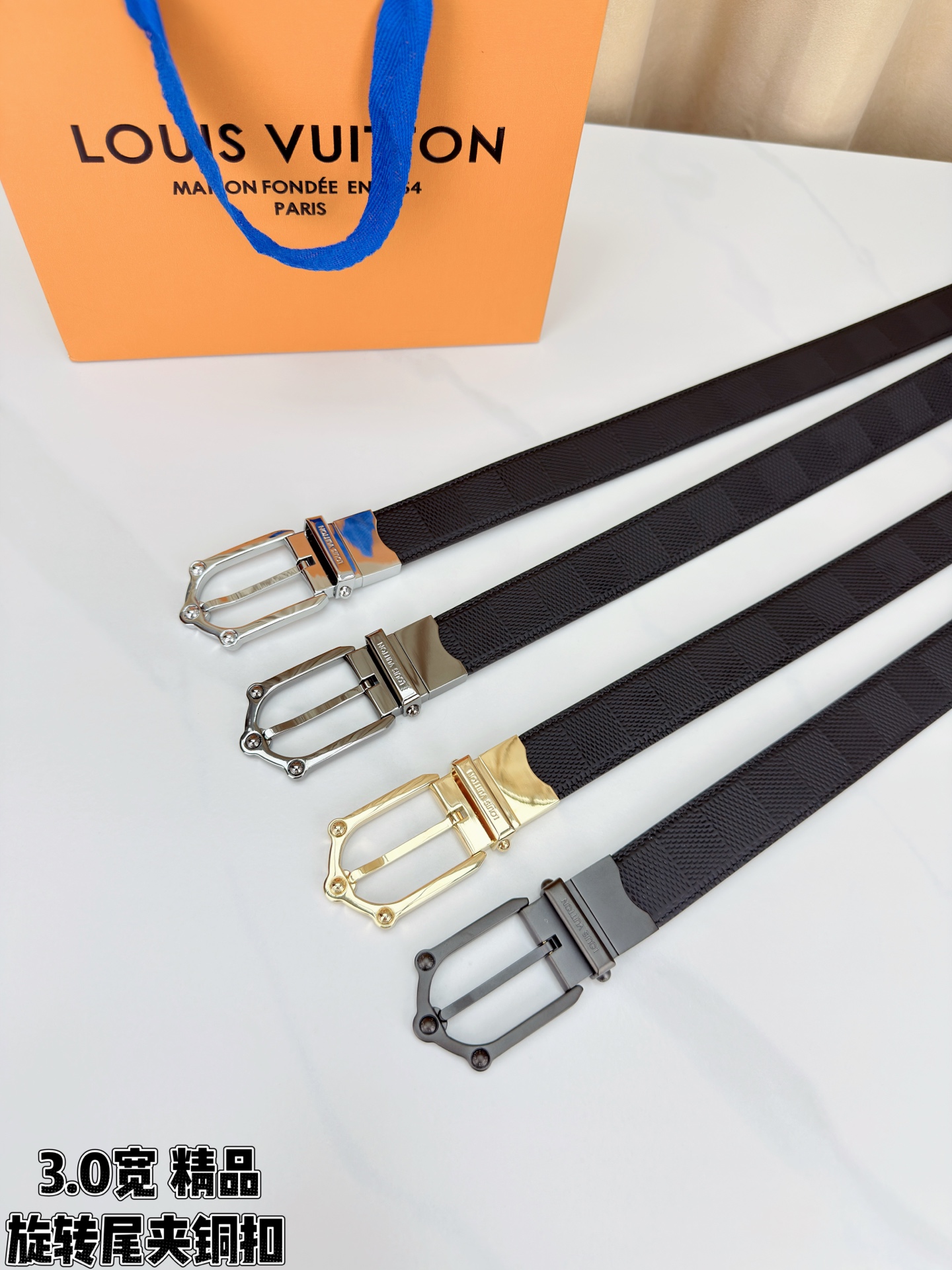 3.0宽 本款 Frog 双面腰带兼具摩登元素与优雅细节，以 Damier 皮革和柔滑皮革成就两式风尚。