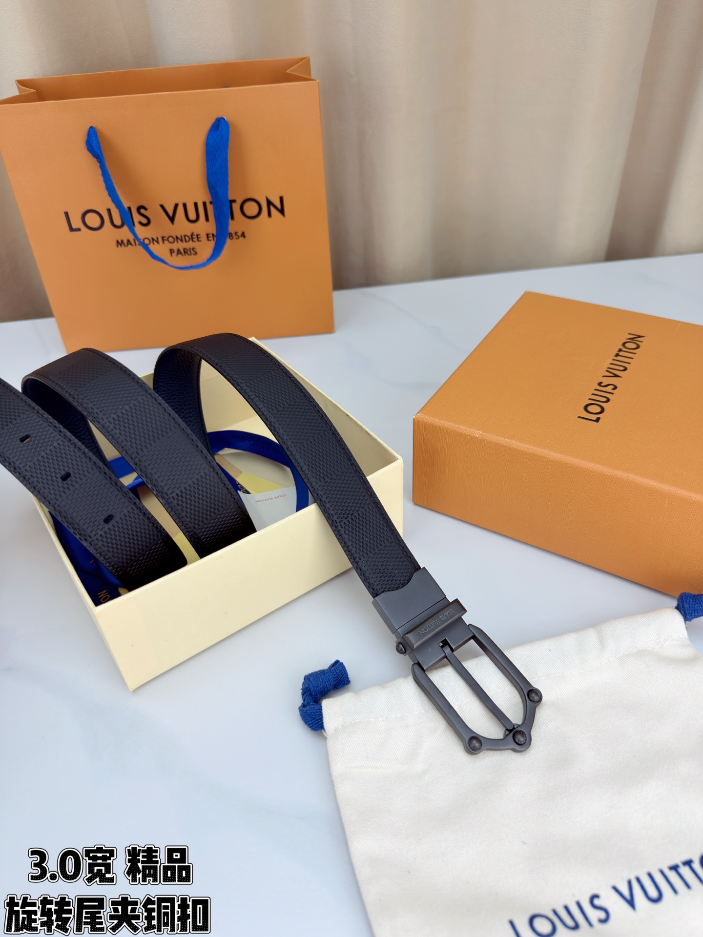 3.0宽 本款 Frog 双面腰带兼具摩登元素与优雅细节，以 Damier 皮革和柔滑皮革成就两式风尚。