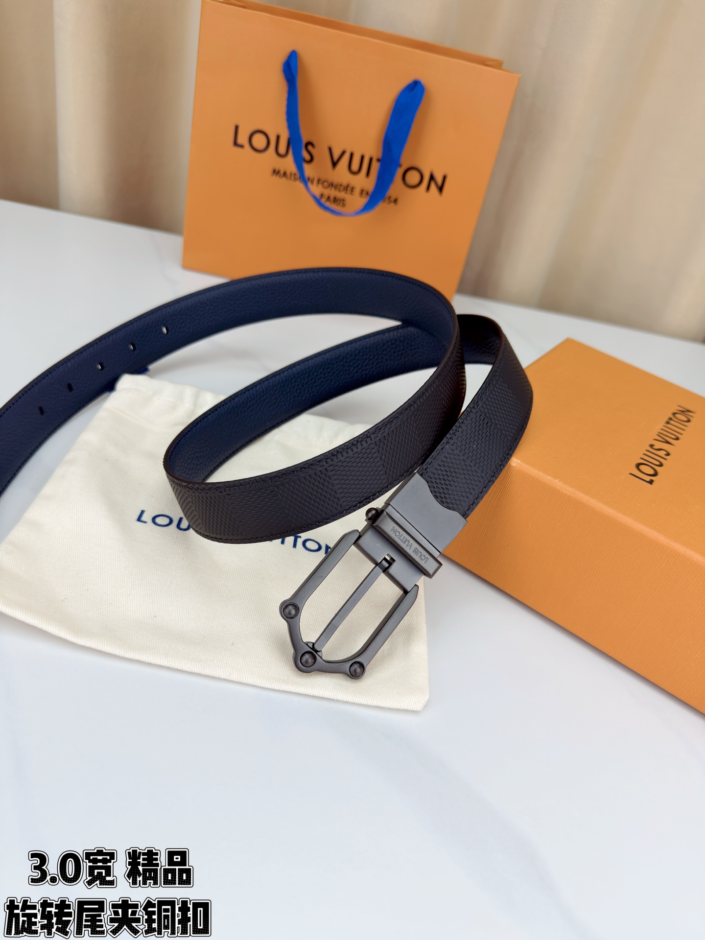 3.0宽 本款 Frog 双面腰带兼具摩登元素与优雅细节，以 Damier 皮革和柔滑皮革成就两式风尚。