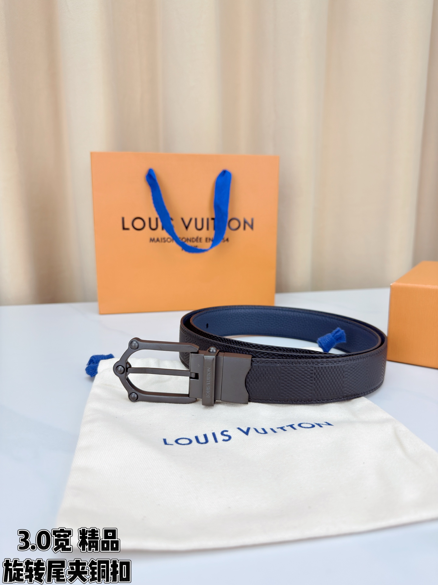 3.0宽 本款 Frog 双面腰带兼具摩登元素与优雅细节，以 Damier 皮革和柔滑皮革成就两式风尚。