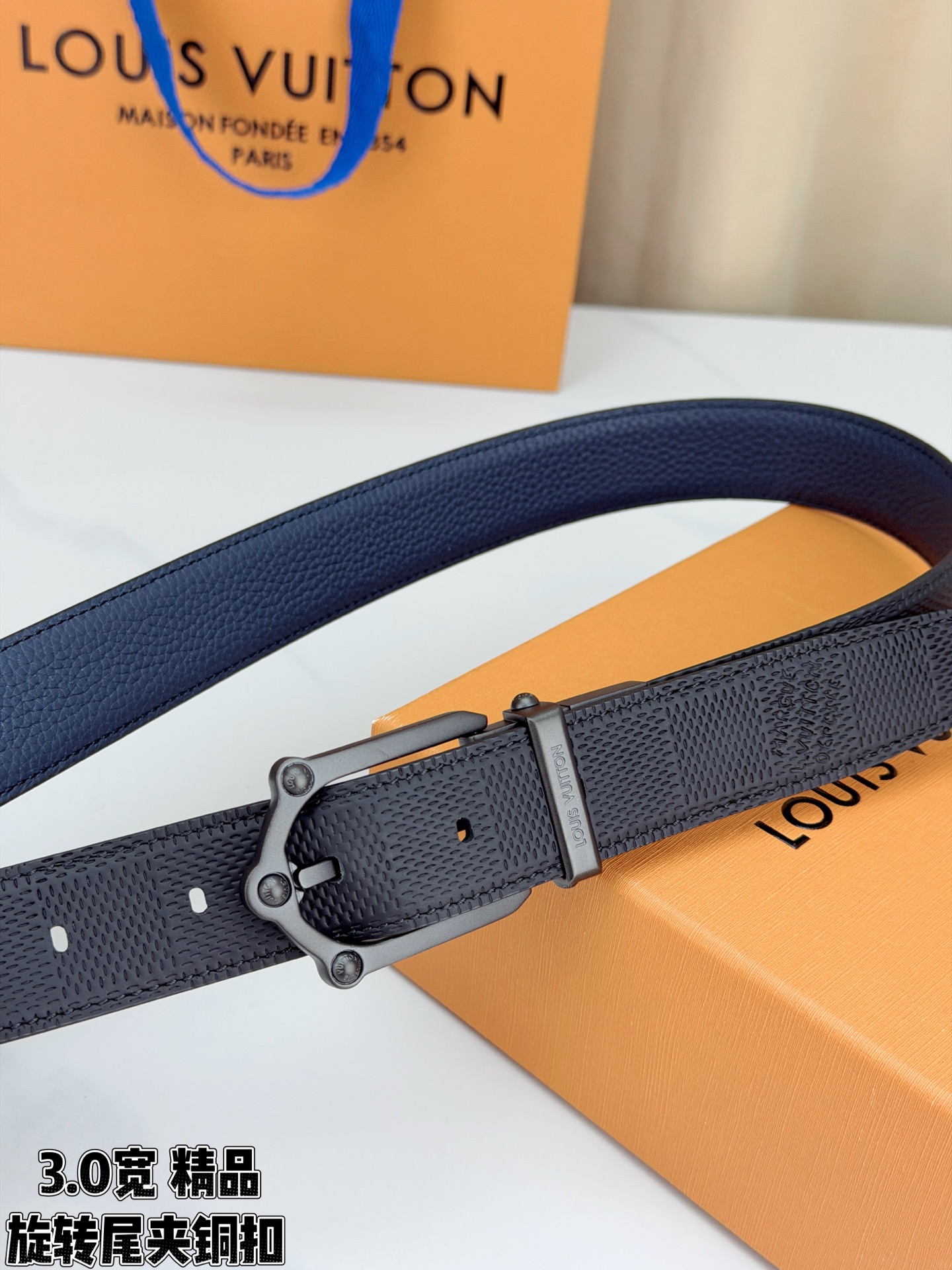 3.0宽 本款 Frog 双面腰带兼具摩登元素与优雅细节，以 Damier 皮革和柔滑皮革成就两式风尚。