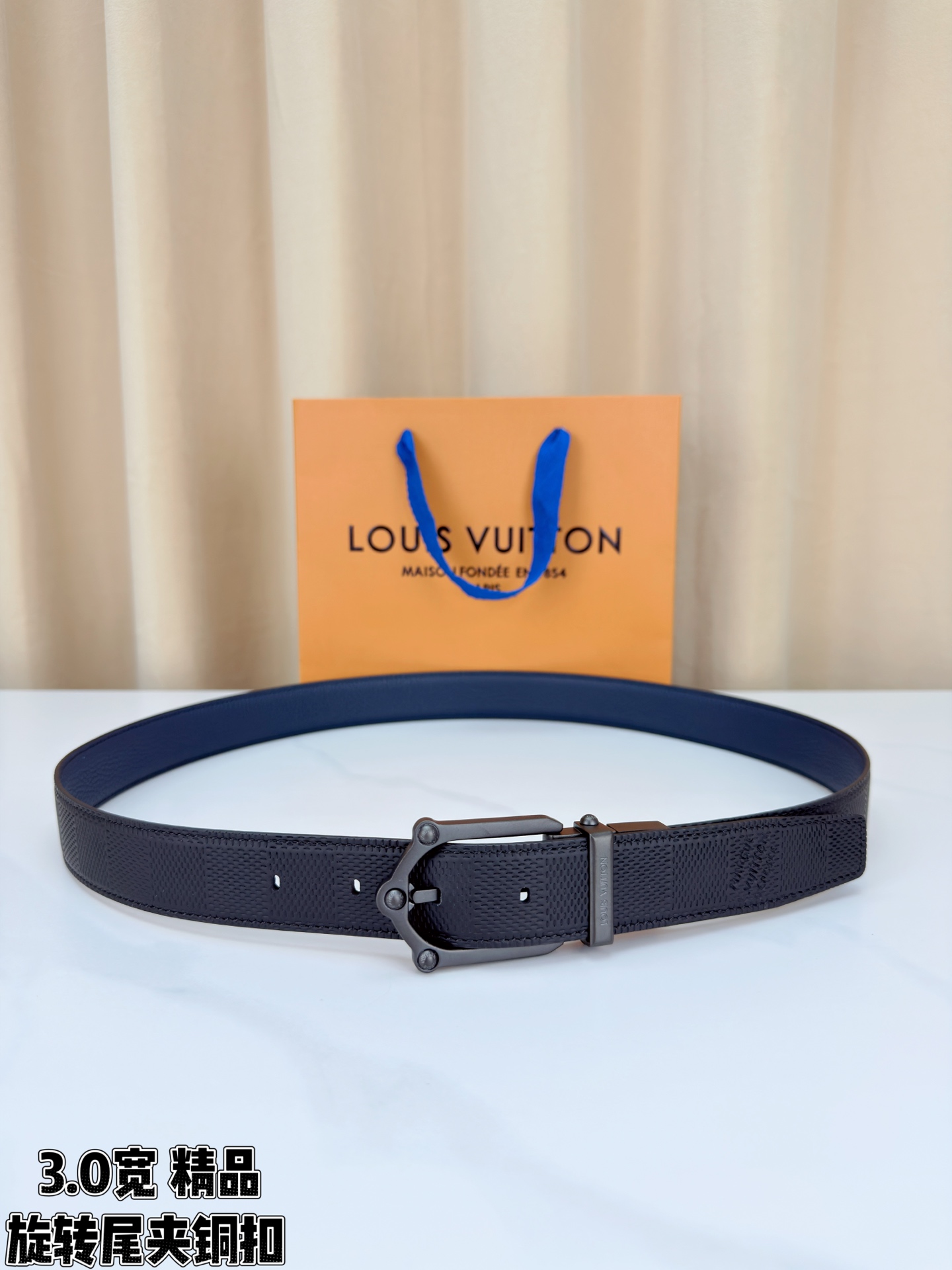 3.0宽 本款 Frog 双面腰带兼具摩登元素与优雅细节，以 Damier 皮革和柔滑皮革成就两式风尚。