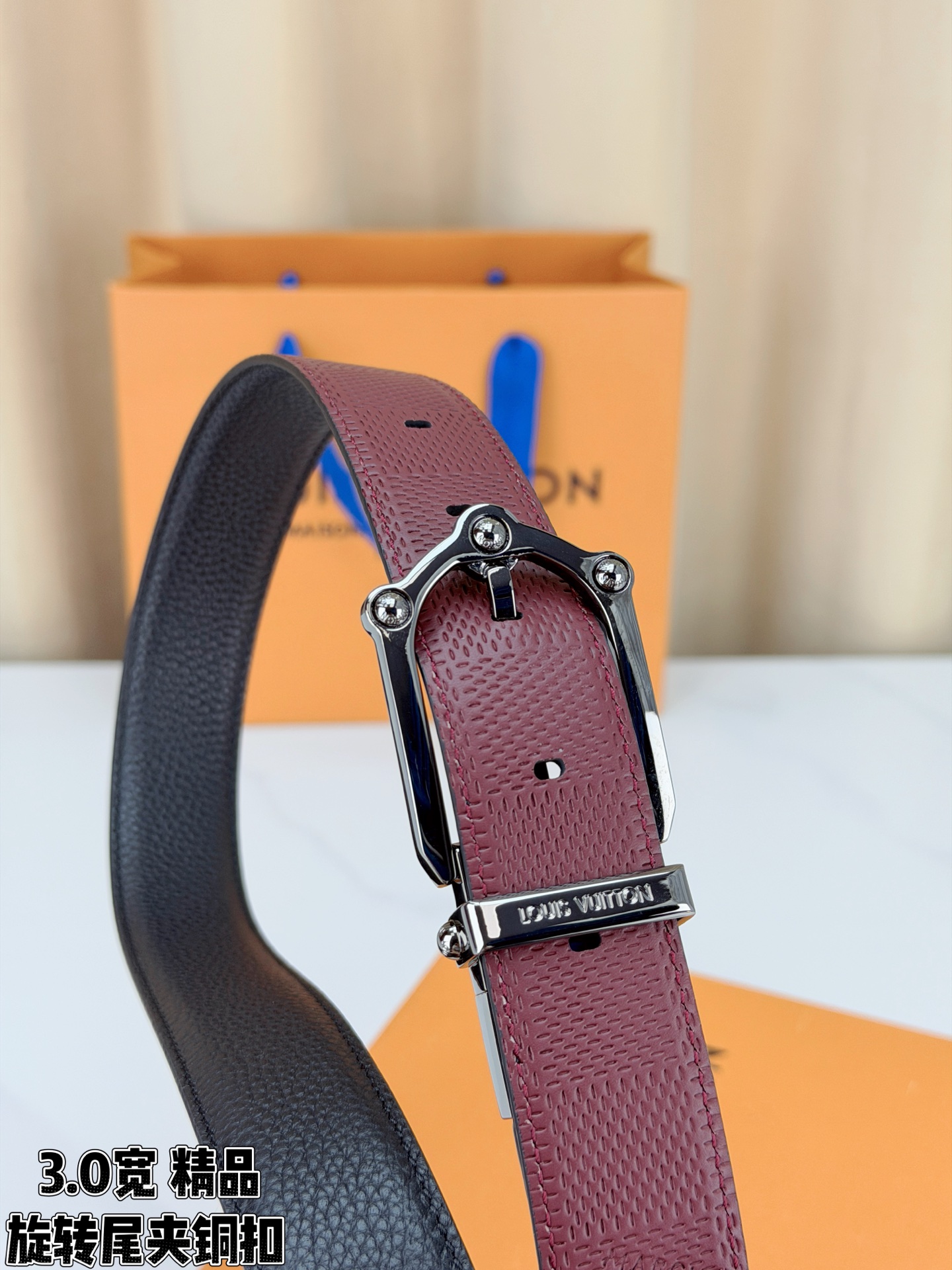 3.0宽 本款 Frog 双面腰带兼具摩登元素与优雅细节，以 Damier 皮革和柔滑皮革成就两式风尚。
