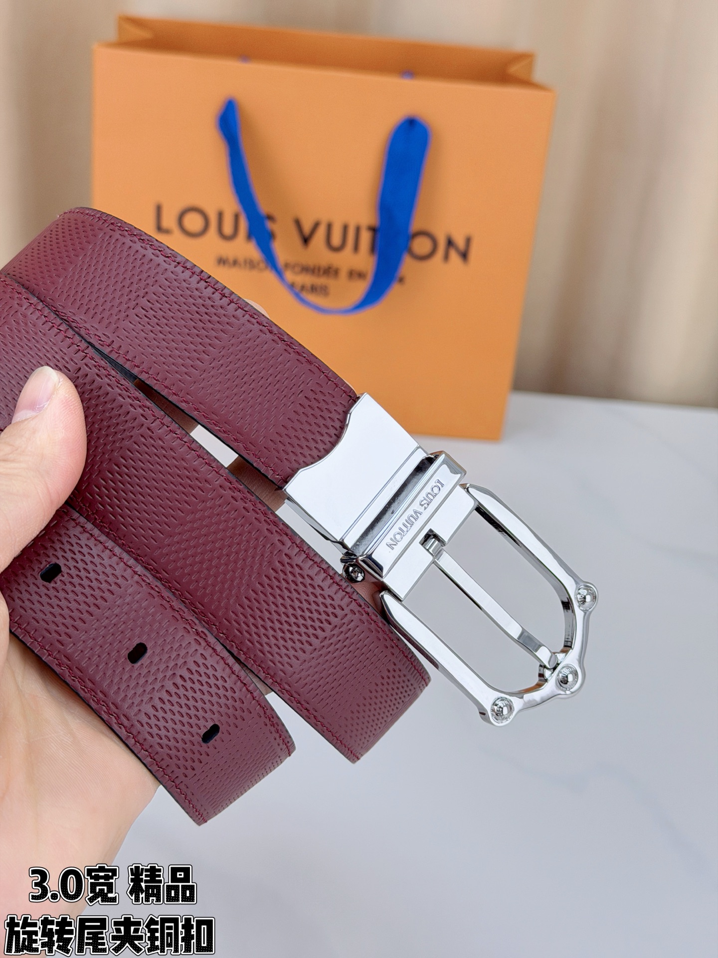 3.0宽 本款 Frog 双面腰带兼具摩登元素与优雅细节，以 Damier 皮革和柔滑皮革成就两式风尚。