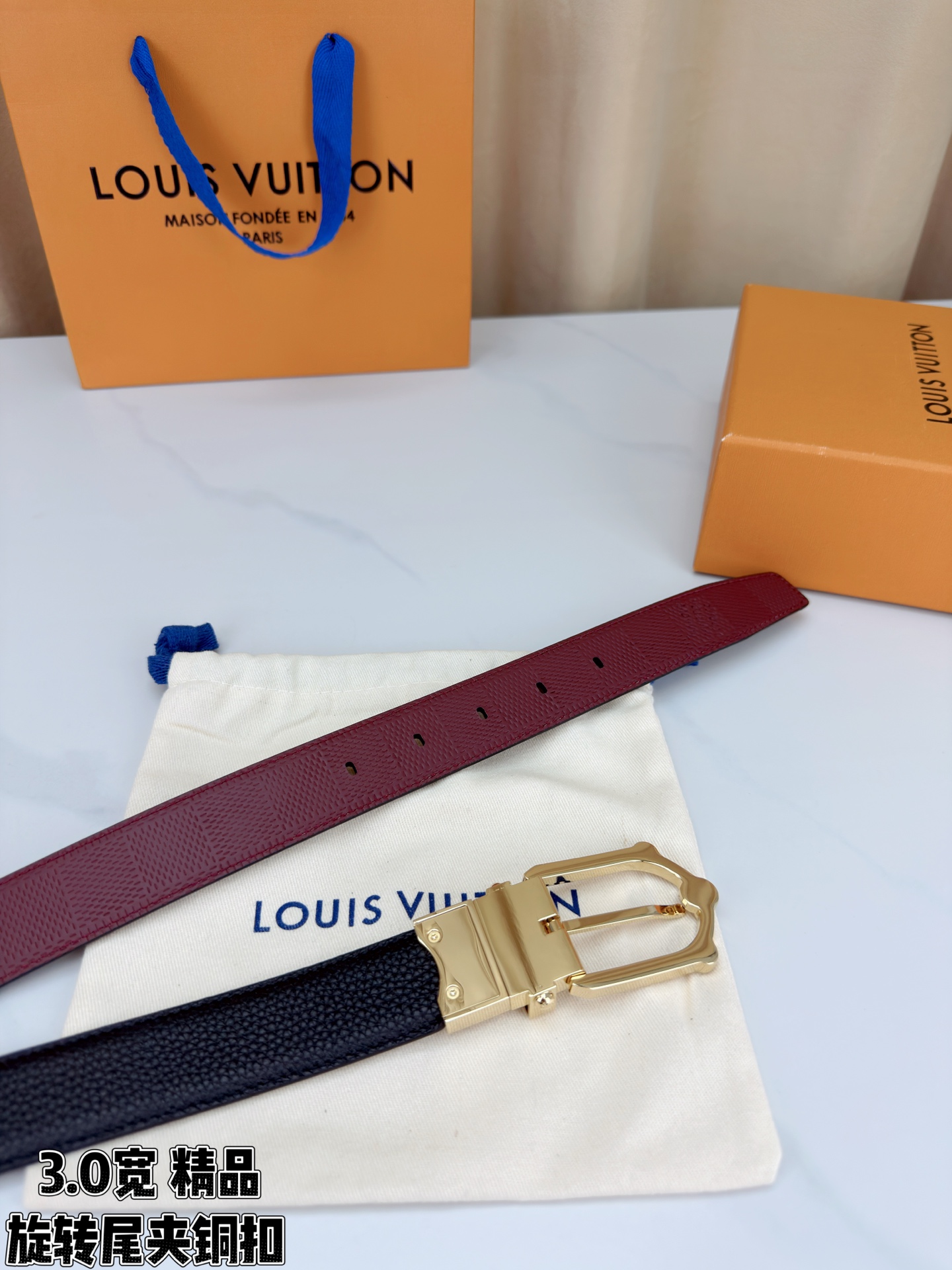 3.0宽 本款 Frog 双面腰带兼具摩登元素与优雅细节，以 Damier 皮革和柔滑皮革成就两式风尚。