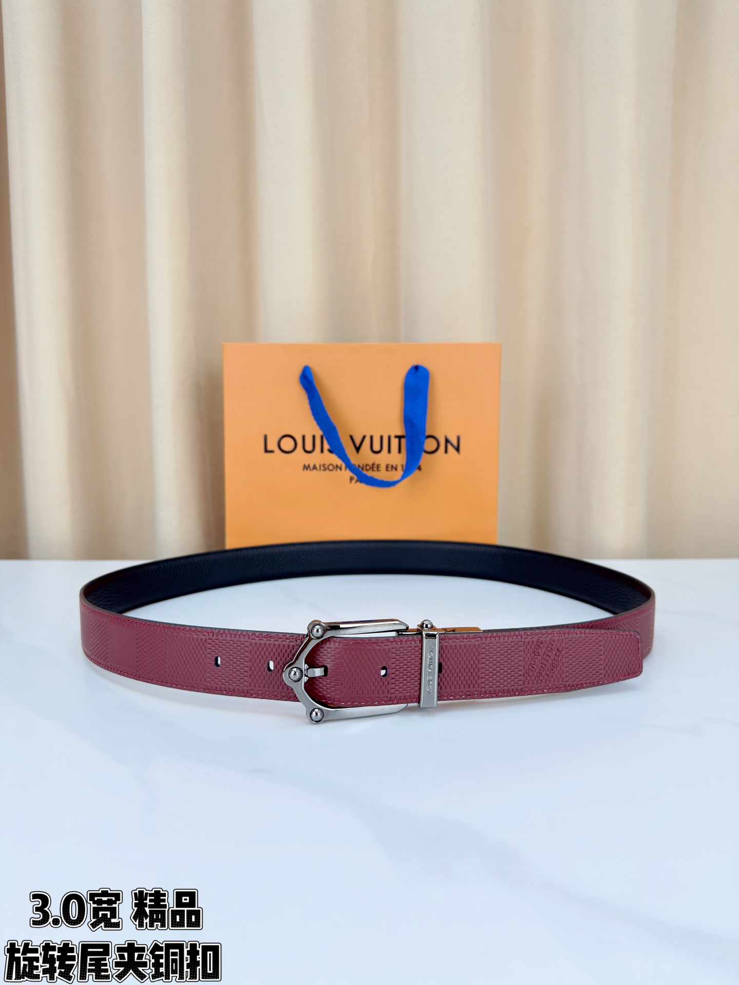 3.0宽 本款 Frog 双面腰带兼具摩登元素与优雅细节，以 Damier 皮革和柔滑皮革成就两式风尚。