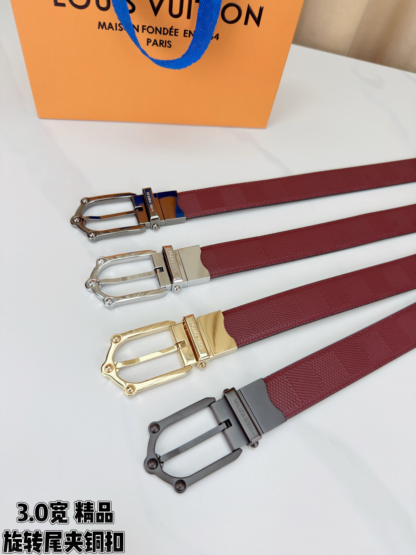 3.0宽 本款 Frog 双面腰带兼具摩登元素与优雅细节，以 Damier 皮革和柔滑皮革成就两式风尚。