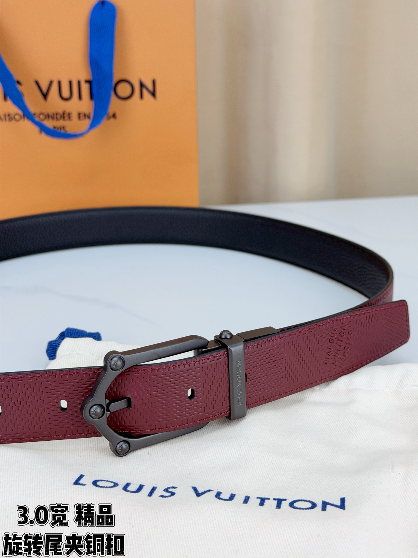 3.0宽 本款 Frog 双面腰带兼具摩登元素与优雅细节，以 Damier 皮革和柔滑皮革成就两式风尚。