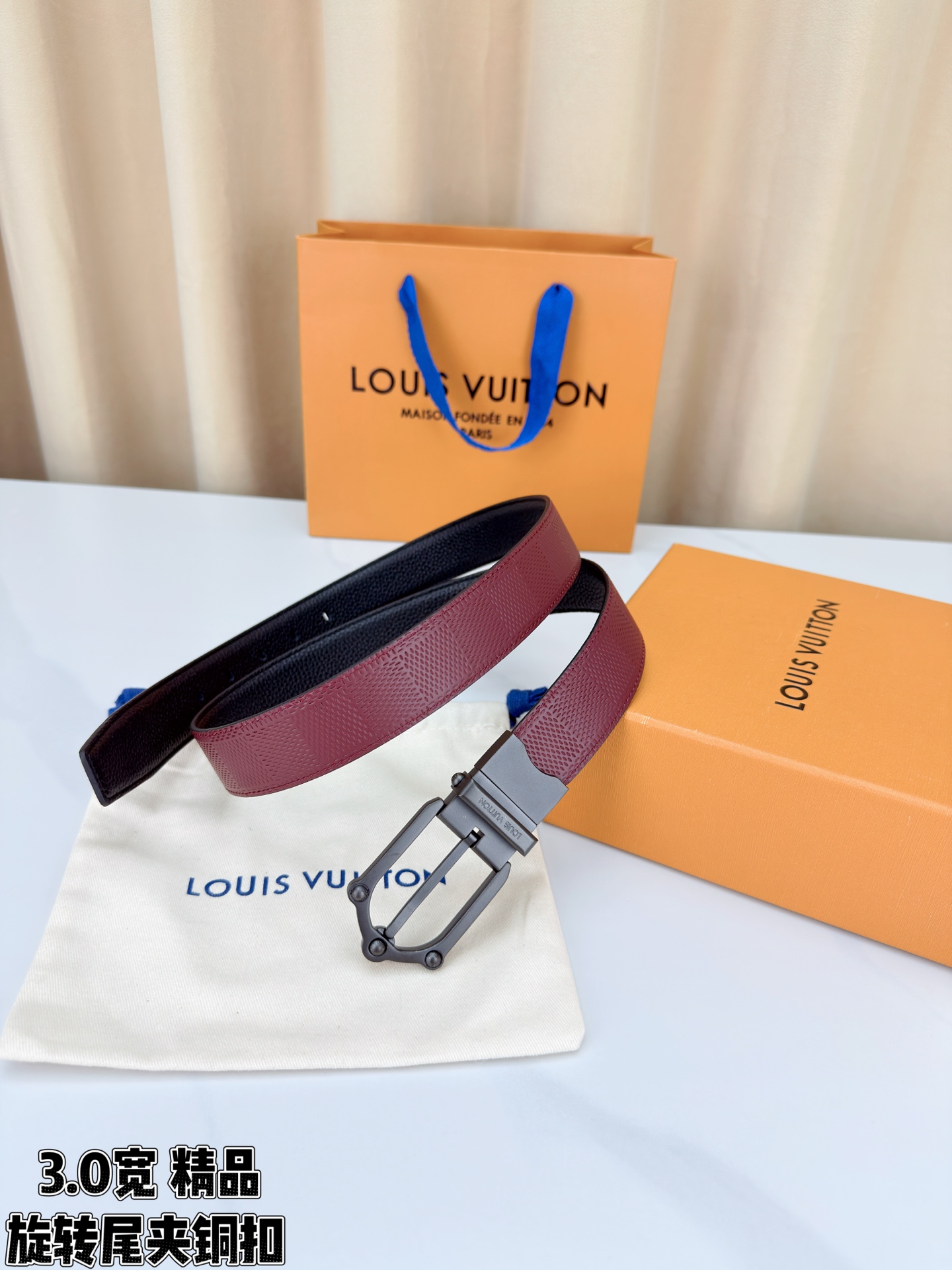 3.0宽 本款 Frog 双面腰带兼具摩登元素与优雅细节，以 Damier 皮革和柔滑皮革成就两式风尚。