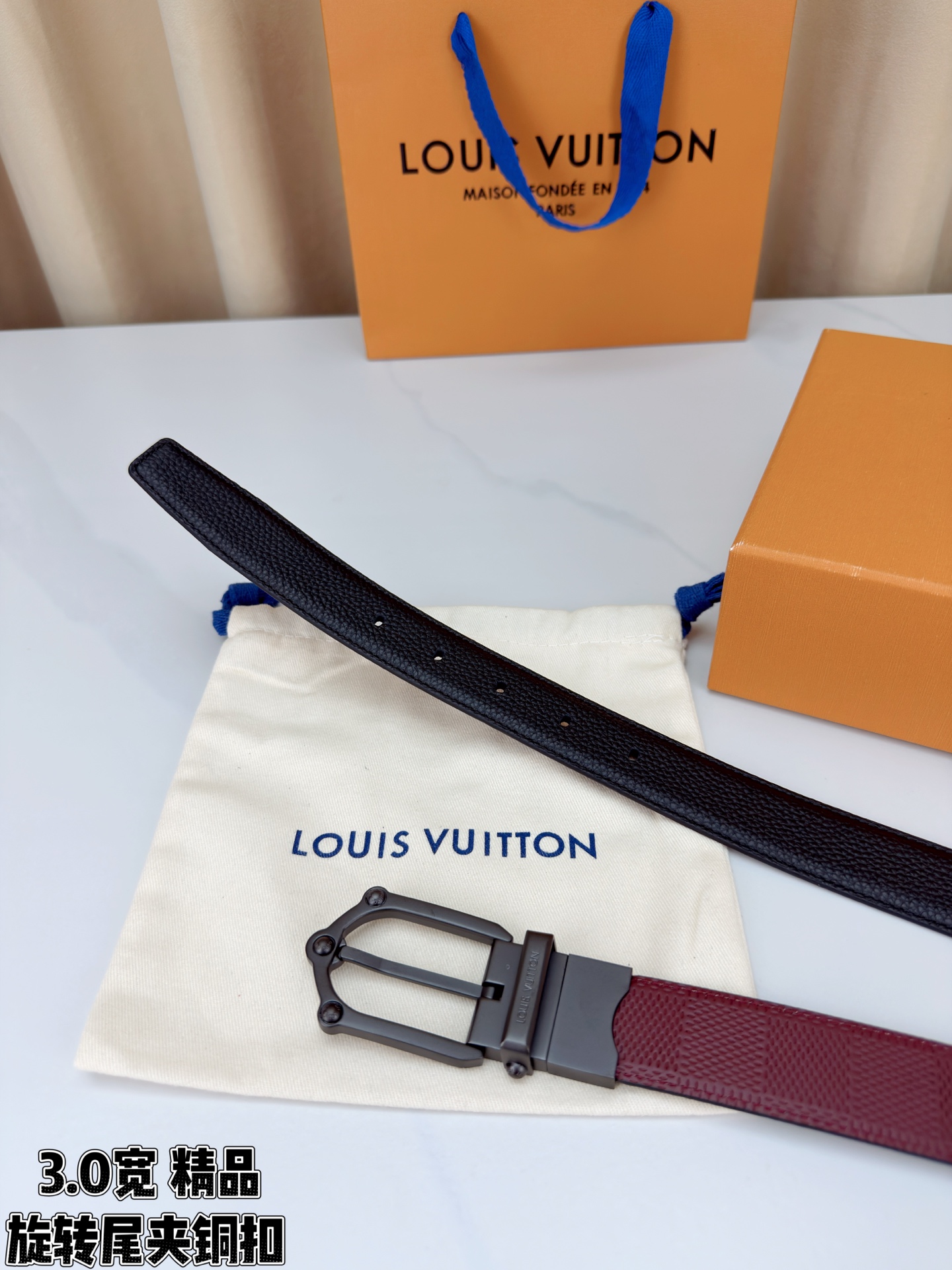 3.0宽 本款 Frog 双面腰带兼具摩登元素与优雅细节，以 Damier 皮革和柔滑皮革成就两式风尚。