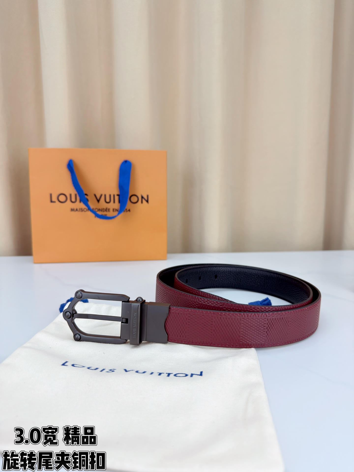 3.0宽 本款 Frog 双面腰带兼具摩登元素与优雅细节，以 Damier 皮革和柔滑皮革成就两式风尚。