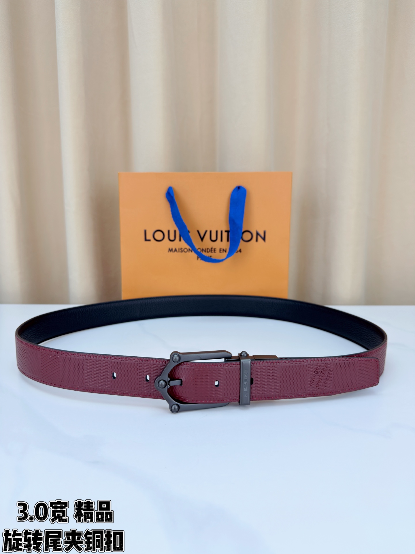 3.0宽 本款 Frog 双面腰带兼具摩登元素与优雅细节，以 Damier 皮革和柔滑皮革成就两式风尚。