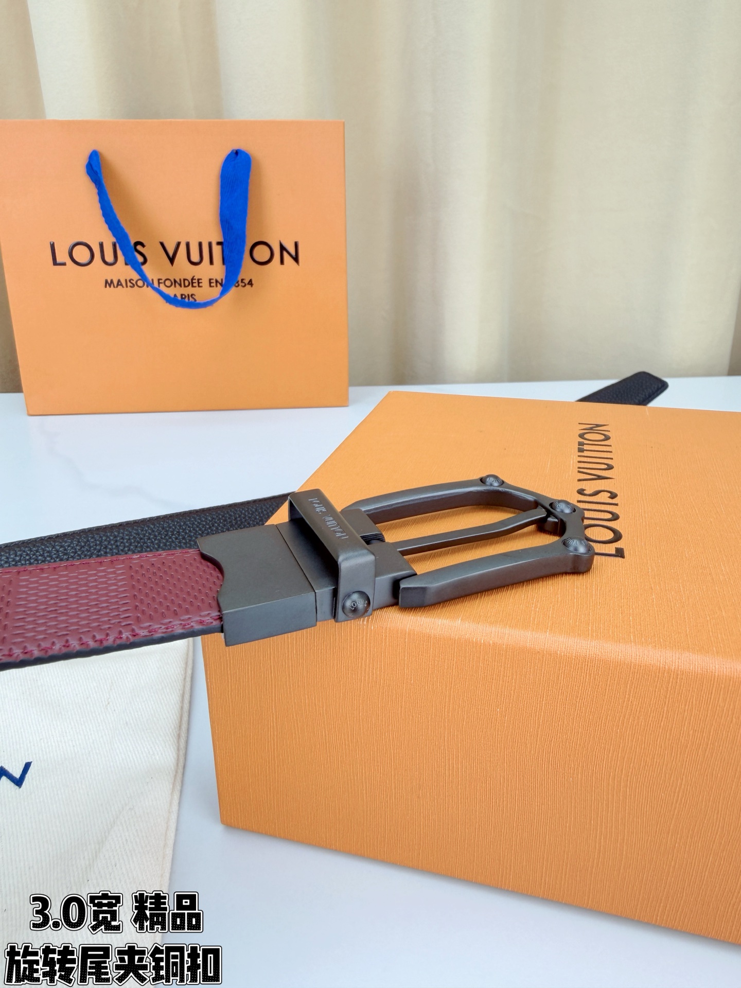 3.0宽 本款 Frog 双面腰带兼具摩登元素与优雅细节，以 Damier 皮革和柔滑皮革成就两式风尚。