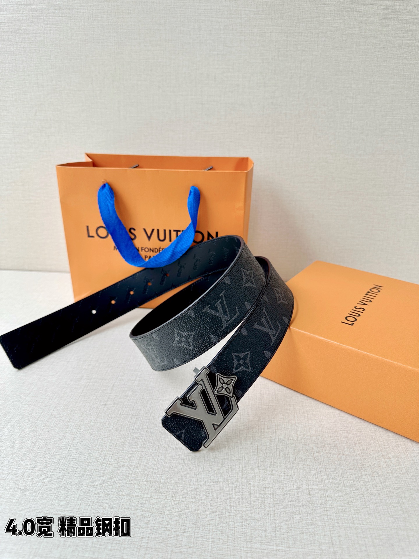 4.0宽LV Flower 双面腰带取材 Monogram 涂层帆布，借背面皮革的 LV Flower 