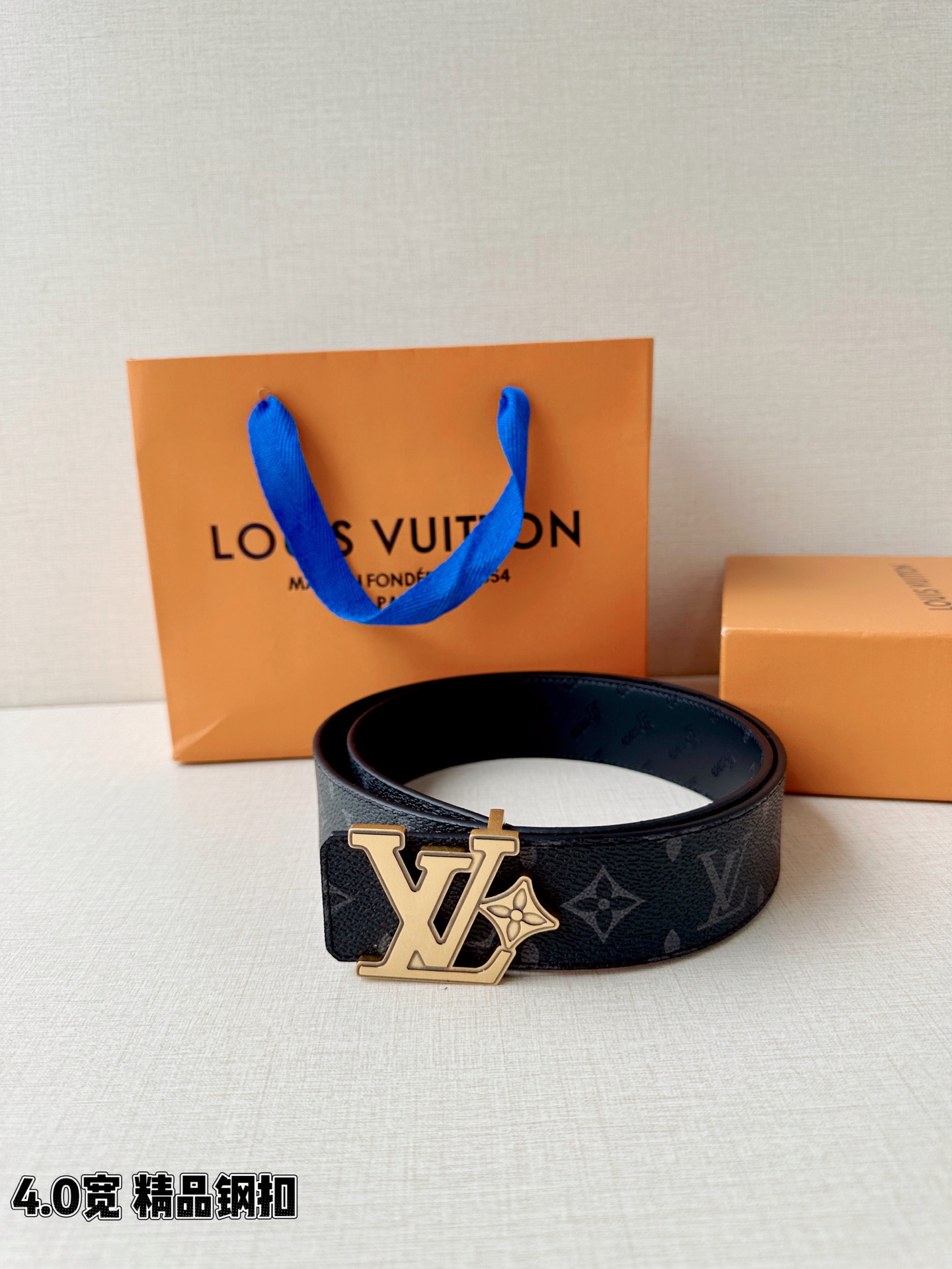 4.0宽LV Flower 双面腰带取材 Monogram 涂层帆布，借背面皮革的 LV Flower 