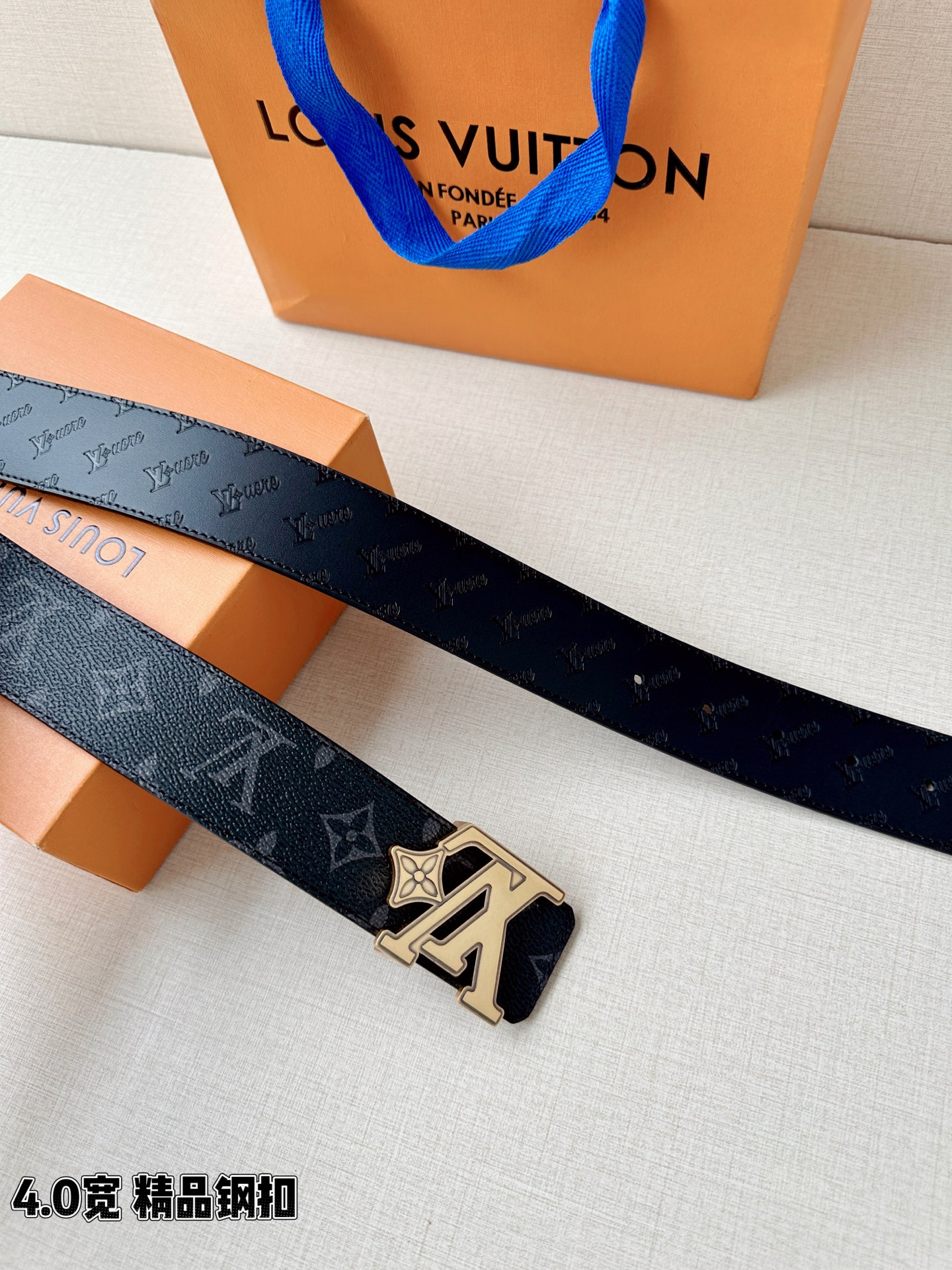 4.0宽LV Flower 双面腰带取材 Monogram 涂层帆布，借背面皮革的 LV Flower 