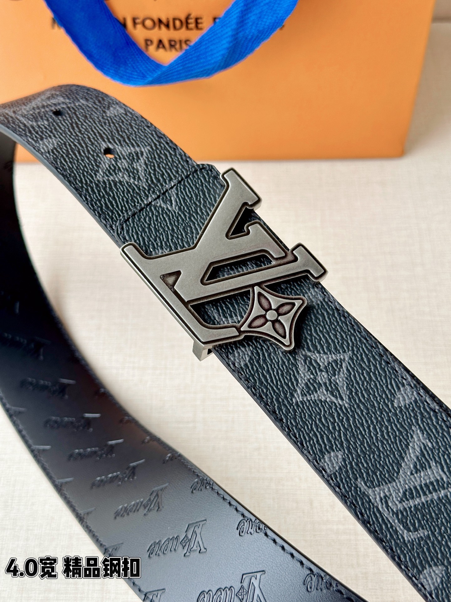 4.0宽LV Flower 双面腰带取材 Monogram 涂层帆布，借背面皮革的 LV Flower 