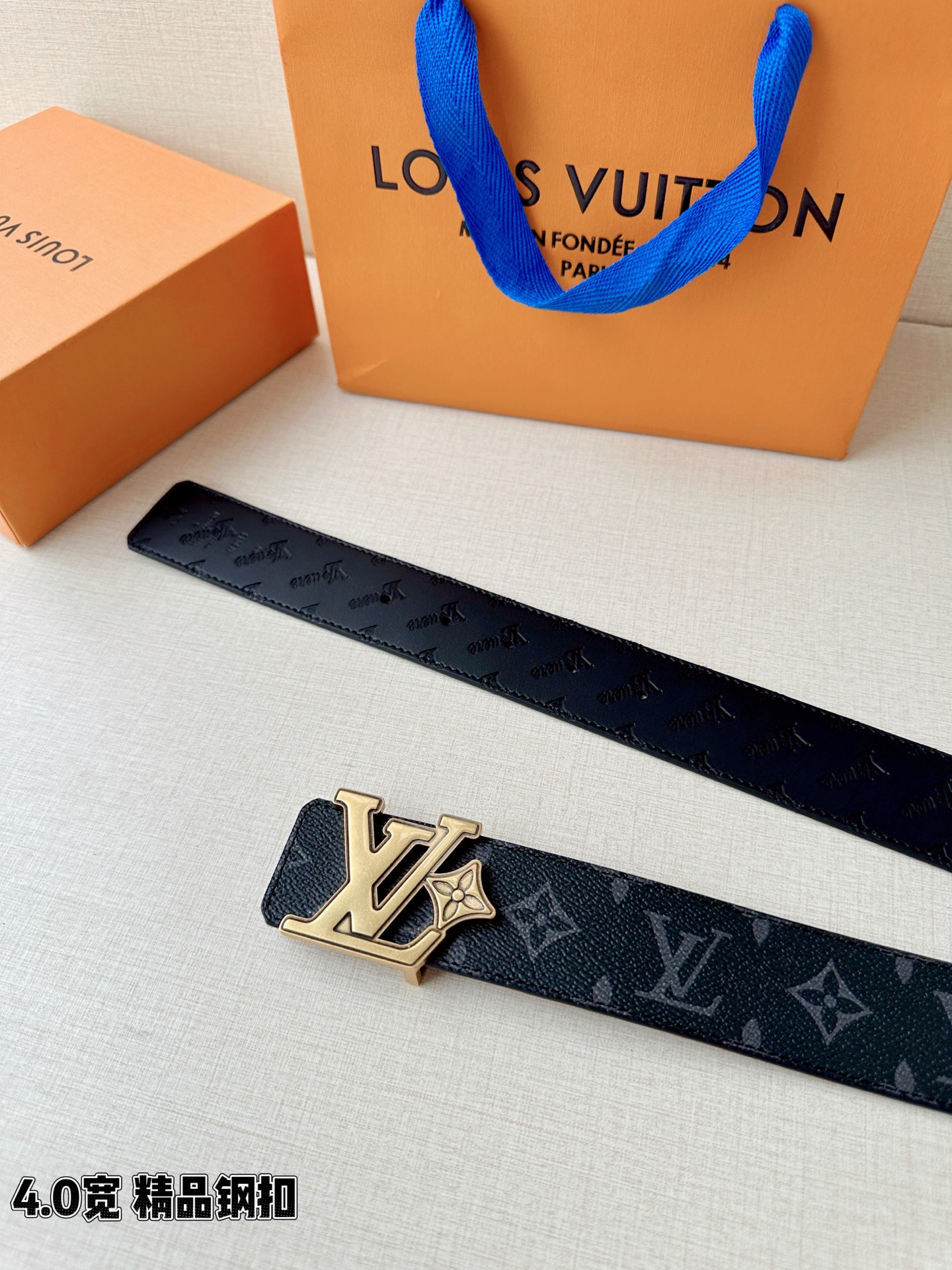 4.0宽LV Flower 双面腰带取材 Monogram 涂层帆布，借背面皮革的 LV Flower 