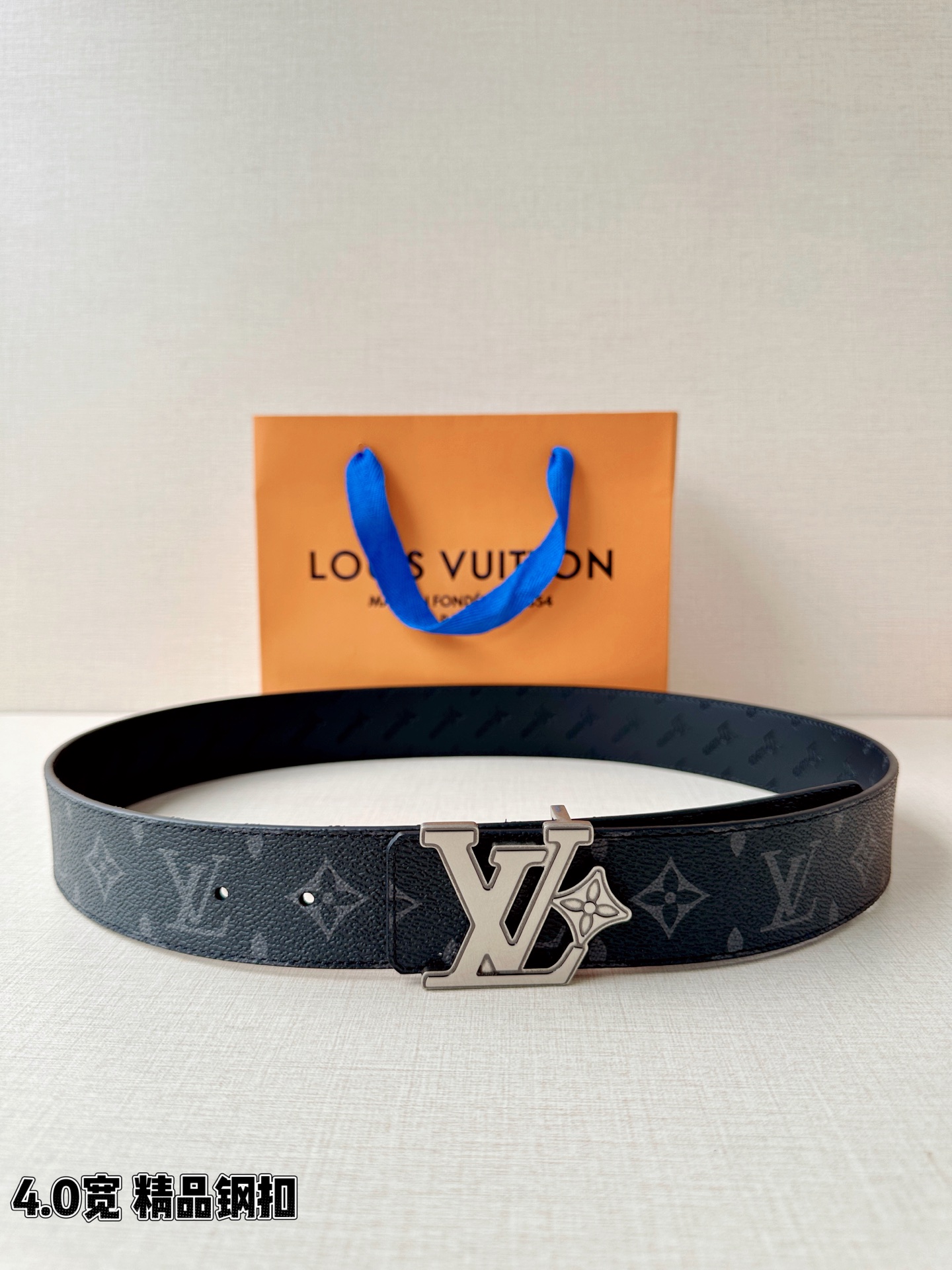 4.0宽LV Flower 双面腰带取材 Monogram 涂层帆布，借背面皮革的 LV Flower 