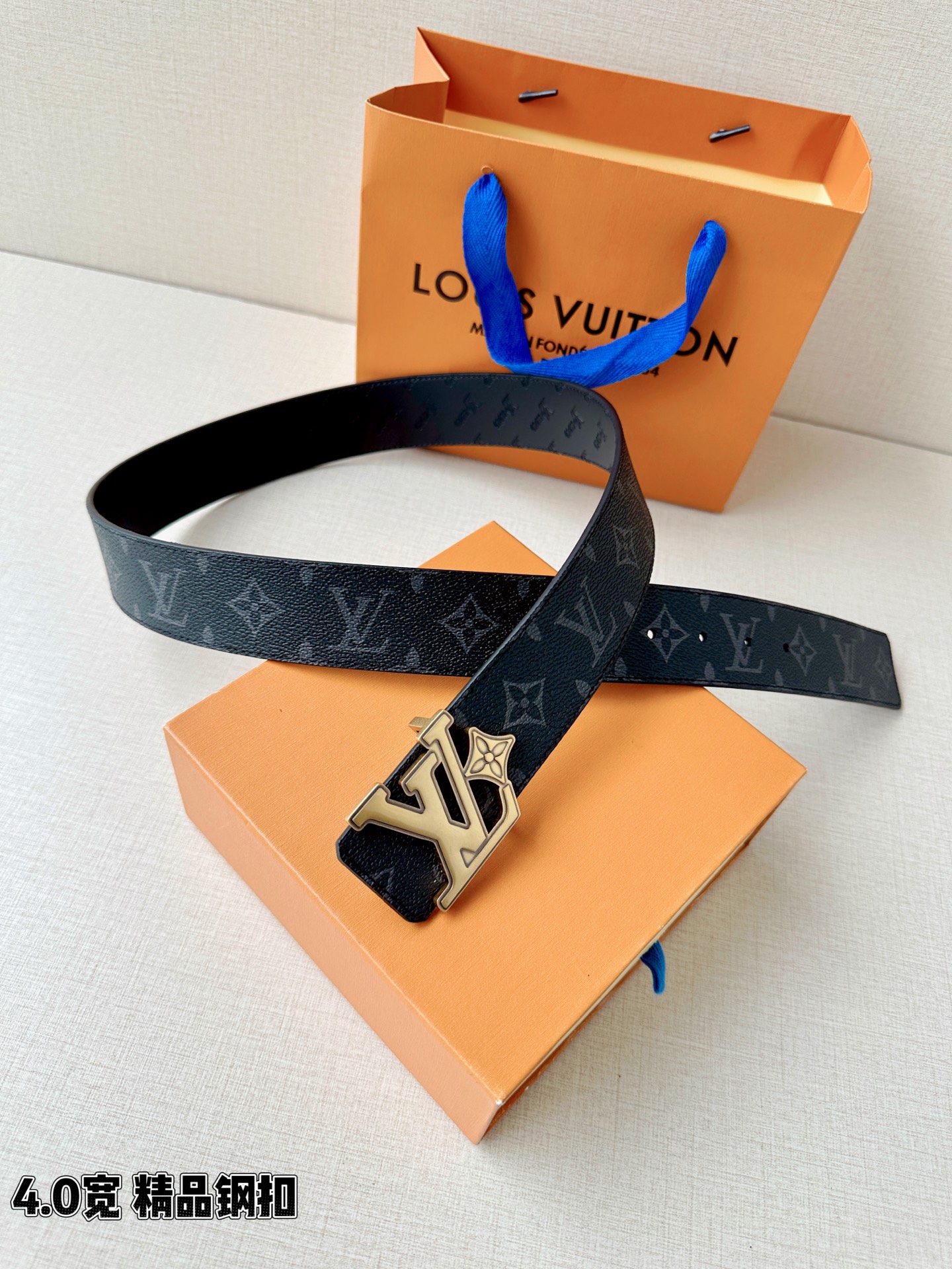 4.0宽LV Flower 双面腰带取材 Monogram 涂层帆布，借背面皮革的 LV Flower 