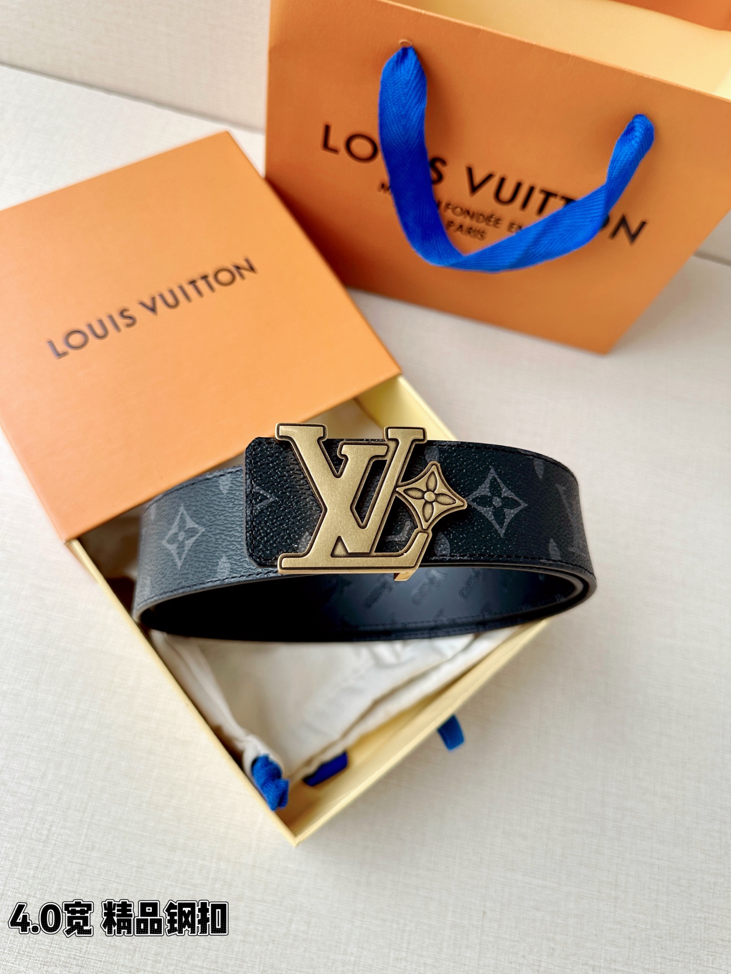 4.0宽LV Flower 双面腰带取材 Monogram 涂层帆布，借背面皮革的 LV Flower 