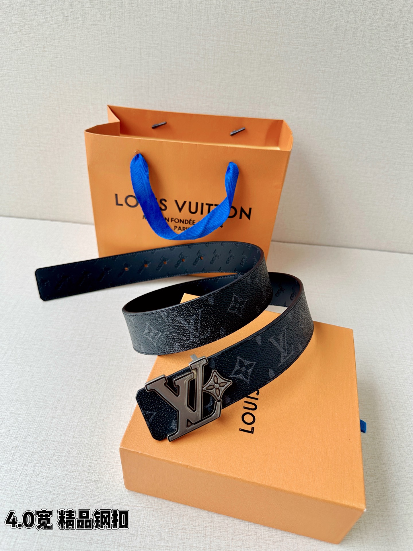 4.0宽LV Flower 双面腰带取材 Monogram 涂层帆布，借背面皮革的 LV Flower 