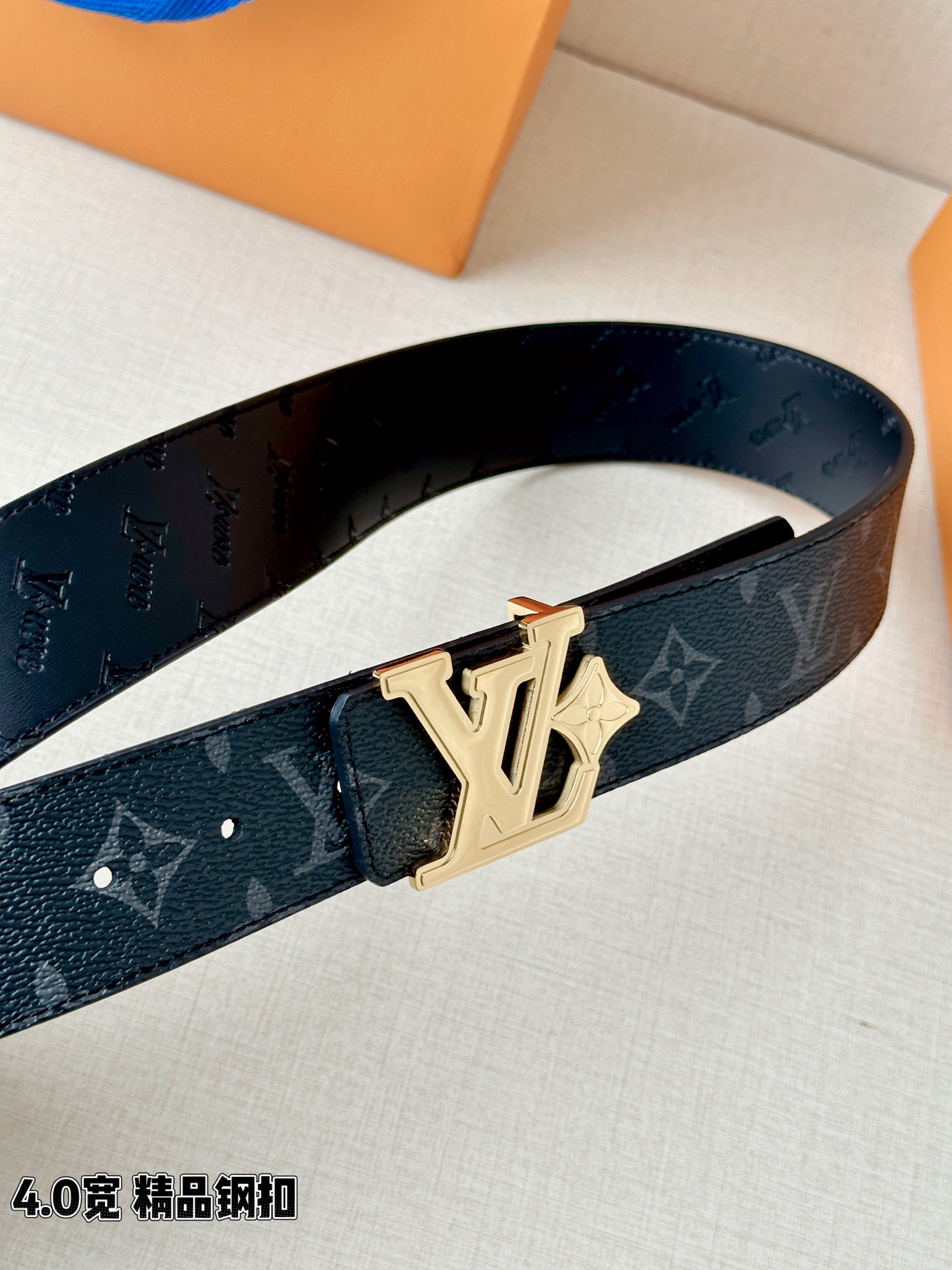 4.0宽LV Flower 双面腰带取材 Monogram 涂层帆布，借背面皮革的 LV Flower 