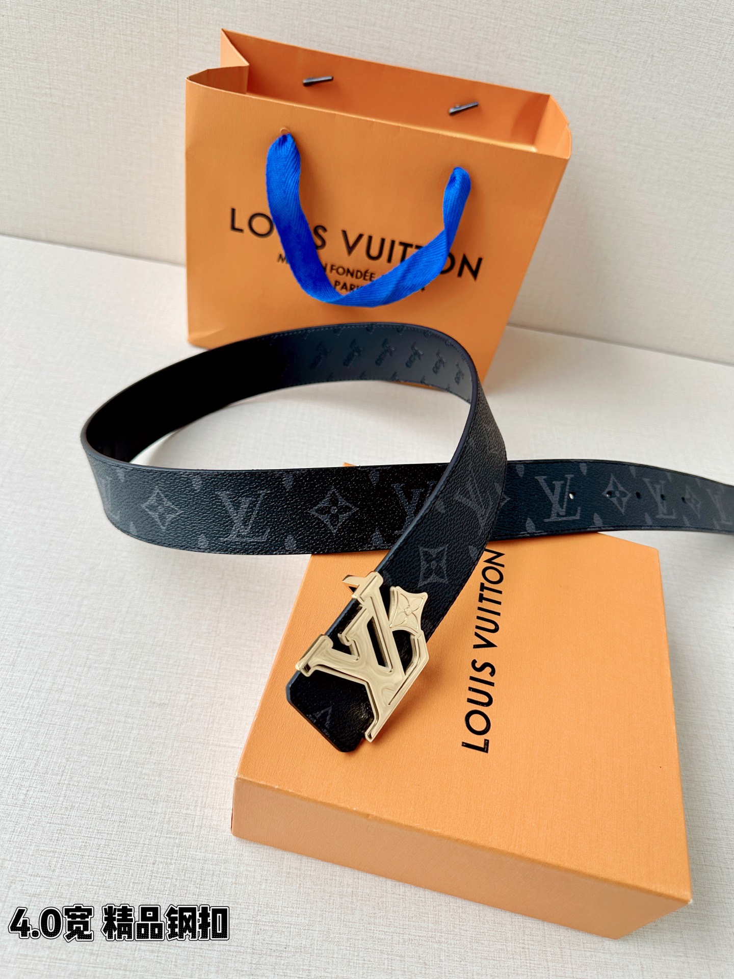 4.0宽LV Flower 双面腰带取材 Monogram 涂层帆布，借背面皮革的 LV Flower 