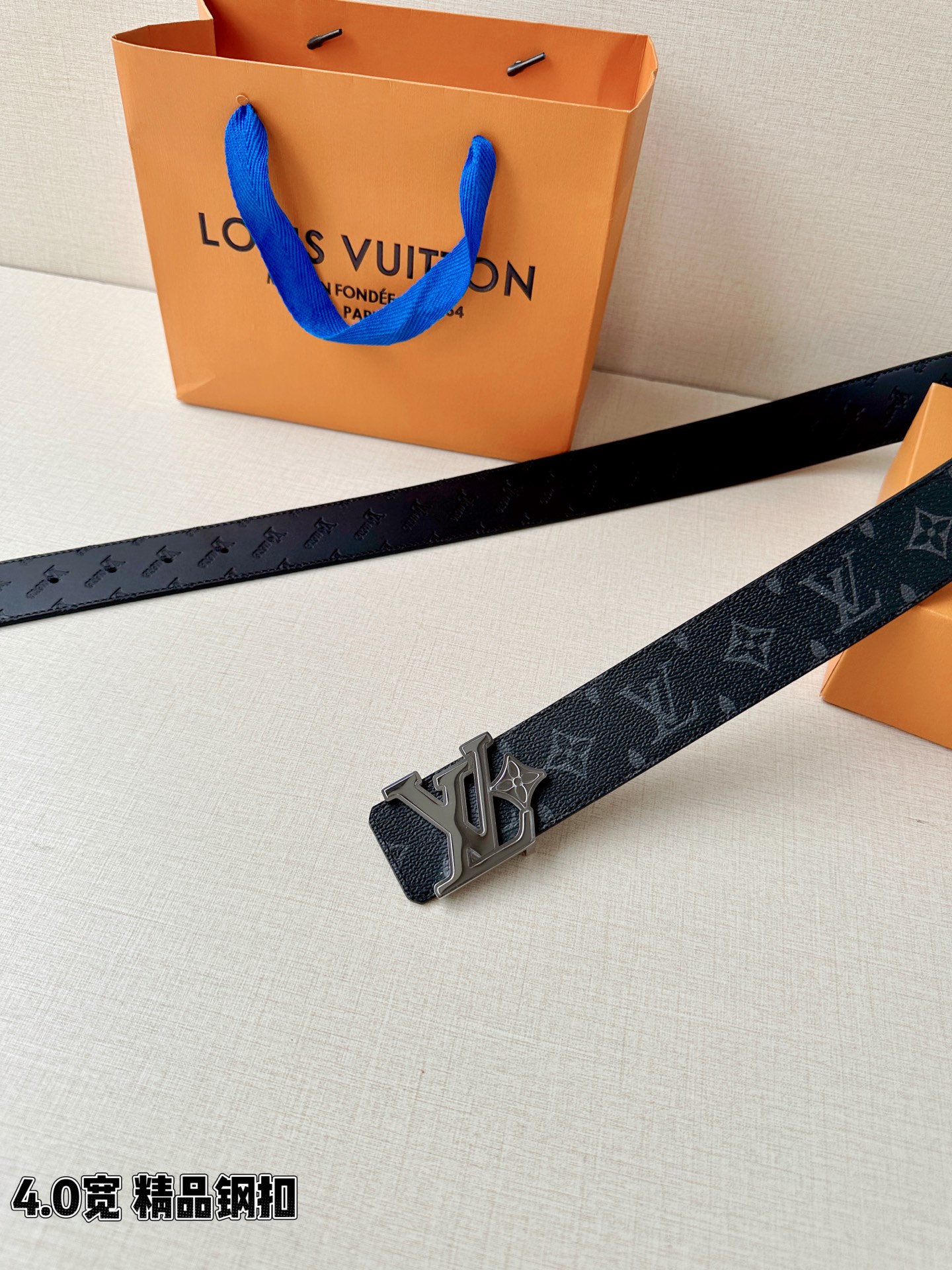 4.0宽LV Flower 双面腰带取材 Monogram 涂层帆布，借背面皮革的 LV Flower 