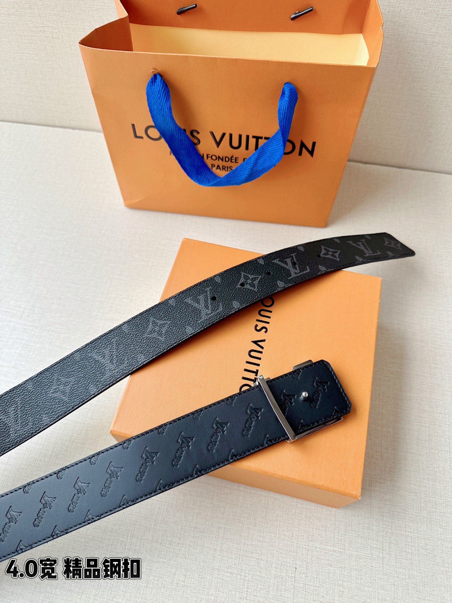 4.0宽LV Flower 双面腰带取材 Monogram 涂层帆布，借背面皮革的 LV Flower 