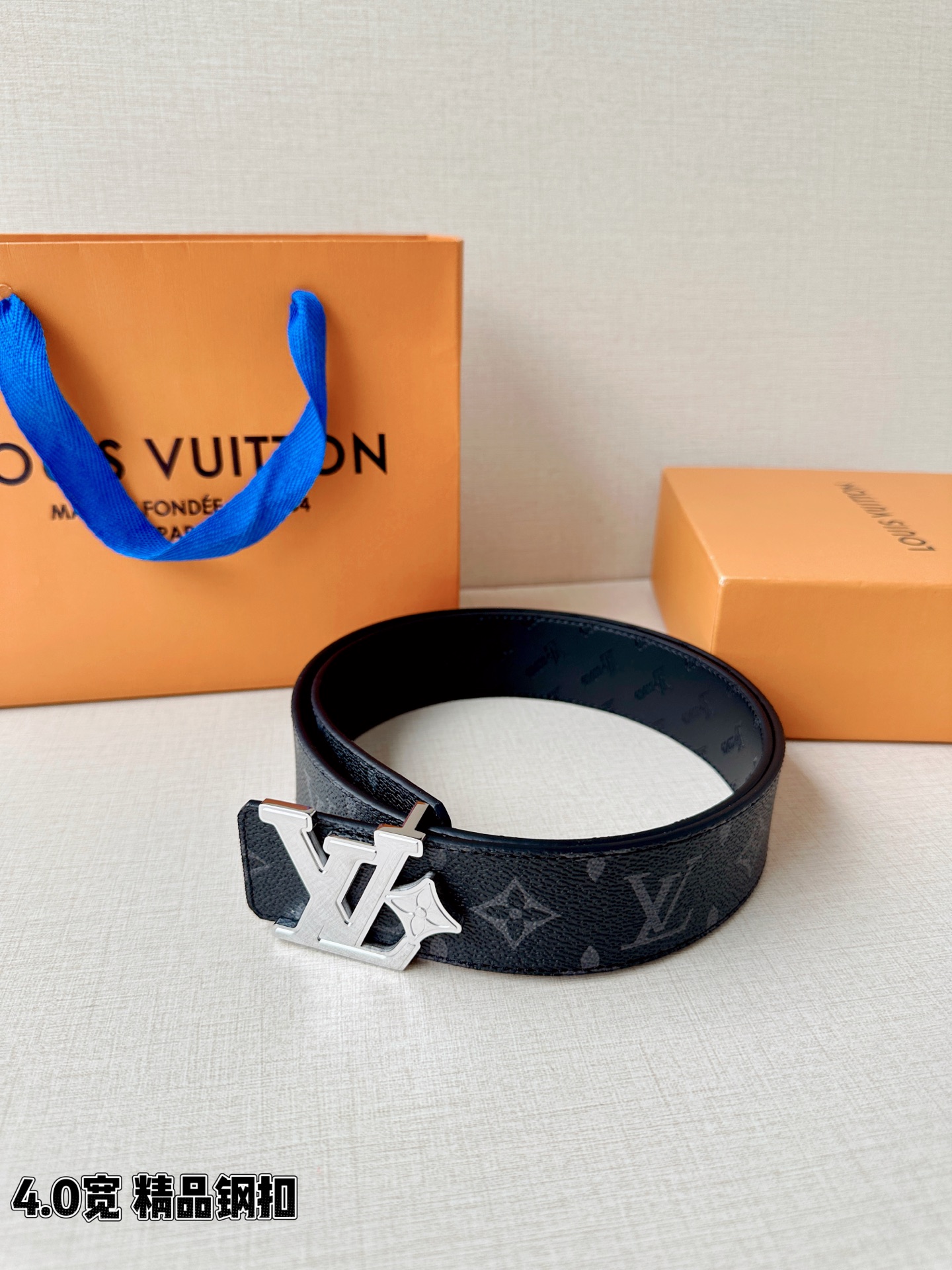 4.0宽LV Flower 双面腰带取材 Monogram 涂层帆布，借背面皮革的 LV Flower 