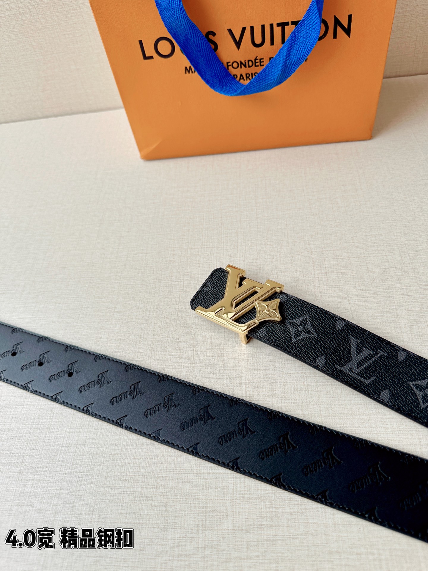 4.0宽LV Flower 双面腰带取材 Monogram 涂层帆布，借背面皮革的 LV Flower 