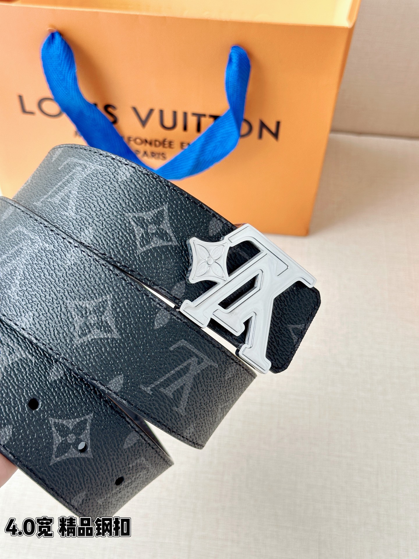 4.0宽LV Flower 双面腰带取材 Monogram 涂层帆布，借背面皮革的 LV Flower 