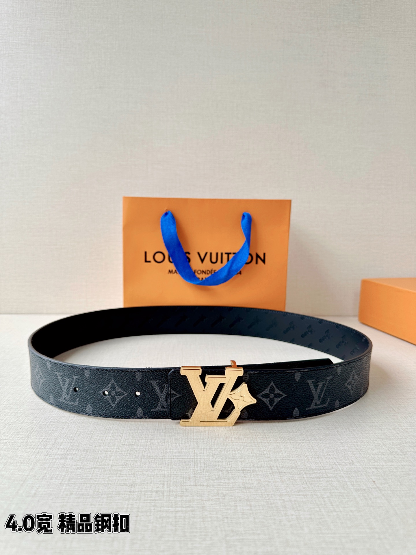 4.0宽LV Flower 双面腰带取材 Monogram 涂层帆布，借背面皮革的 LV Flower 