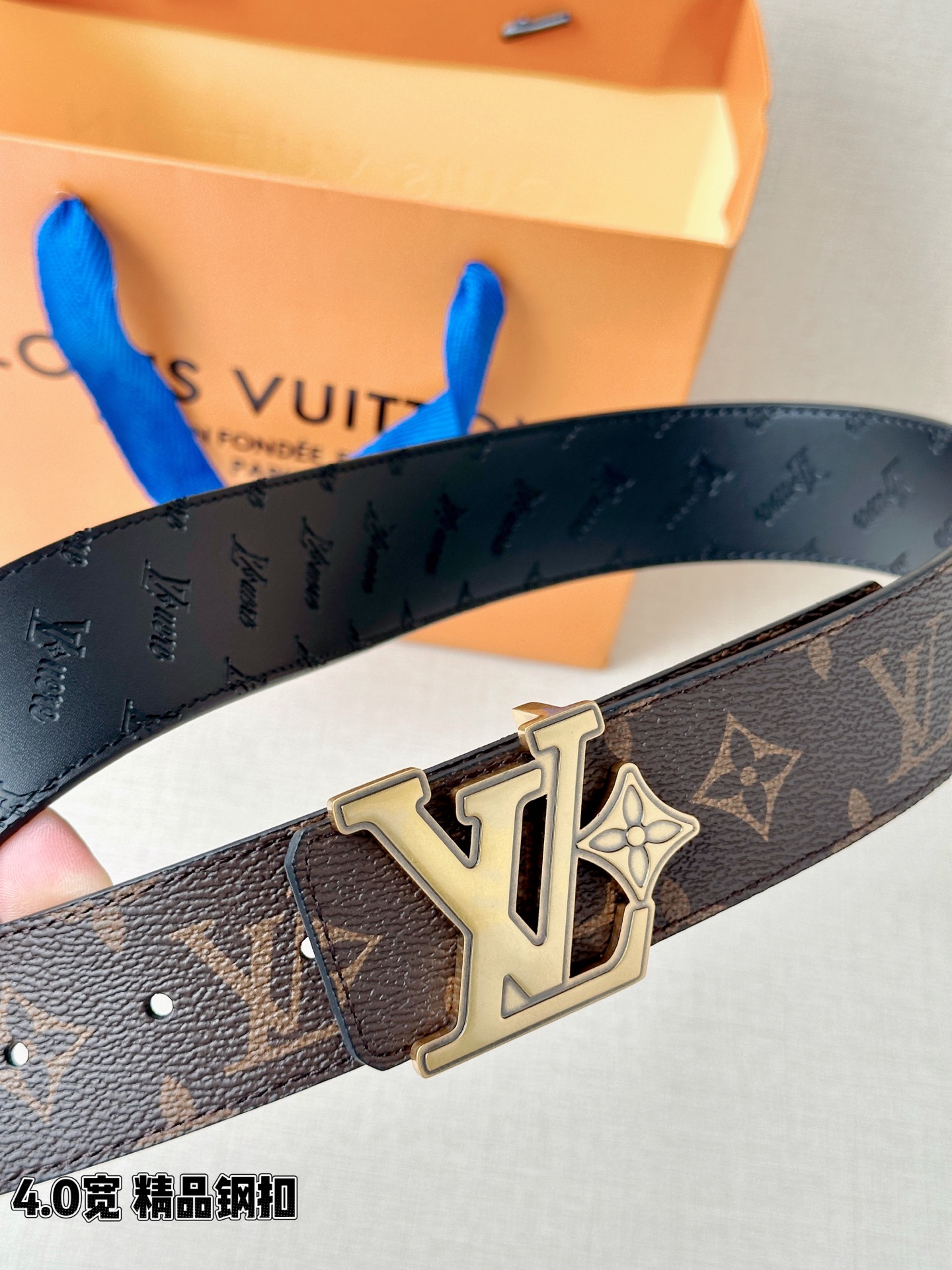 4.0宽LV Flower 双面腰带取材 Monogram 涂层帆布，借背面皮革的 LV Flower 