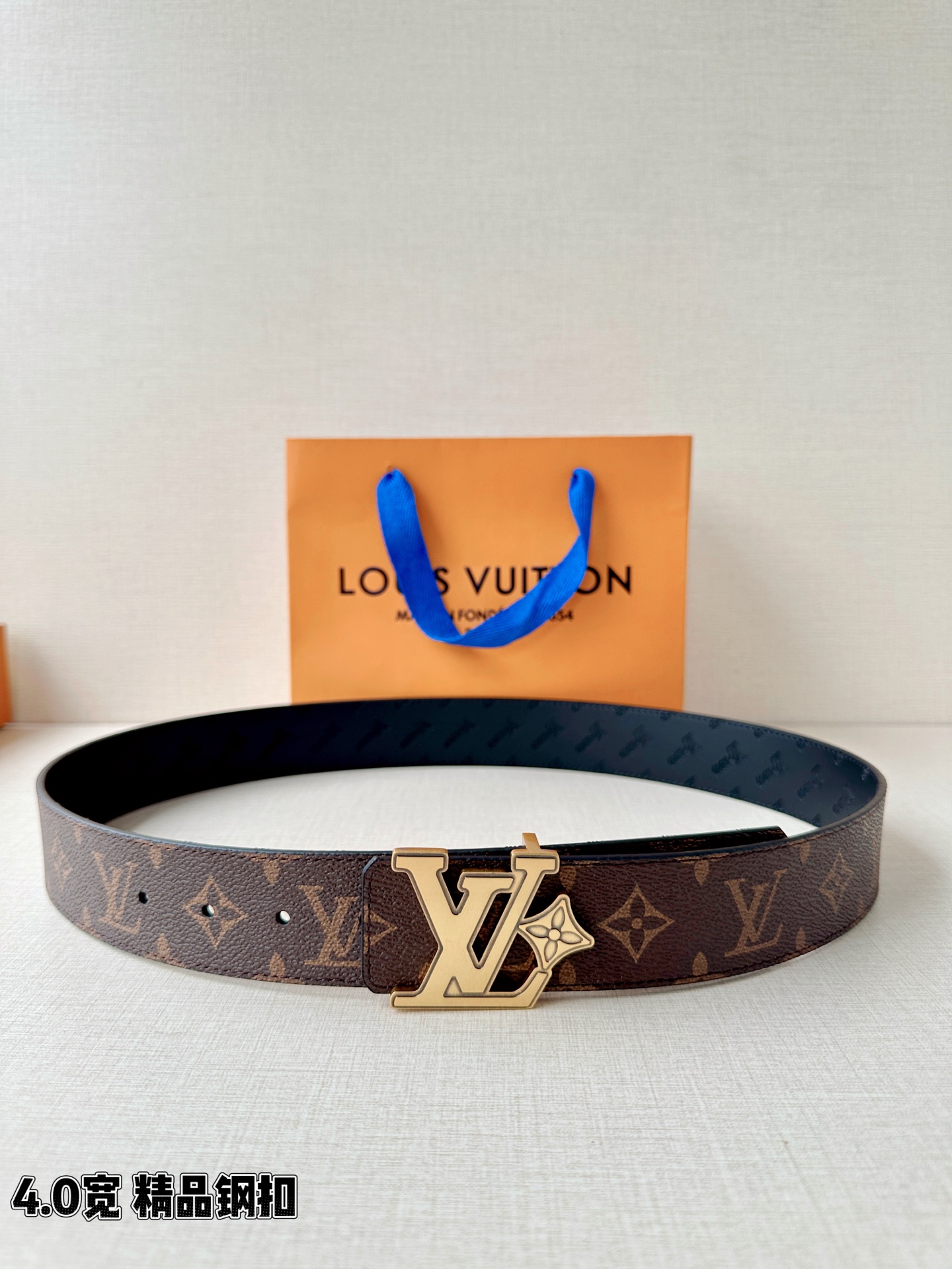 4.0宽LV Flower 双面腰带取材 Monogram 涂层帆布，借背面皮革的 LV Flower 