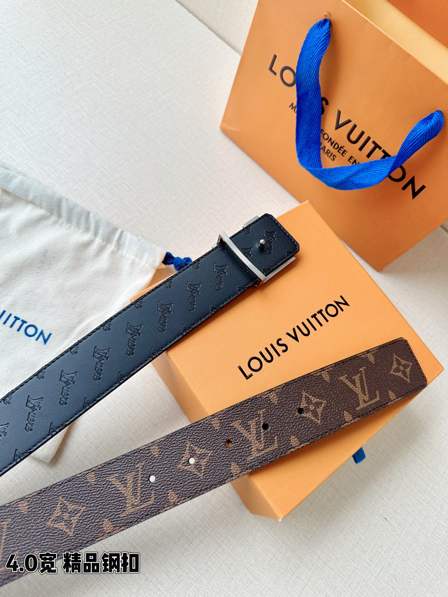 4.0宽LV Flower 双面腰带取材 Monogram 涂层帆布，借背面皮革的 LV Flower 