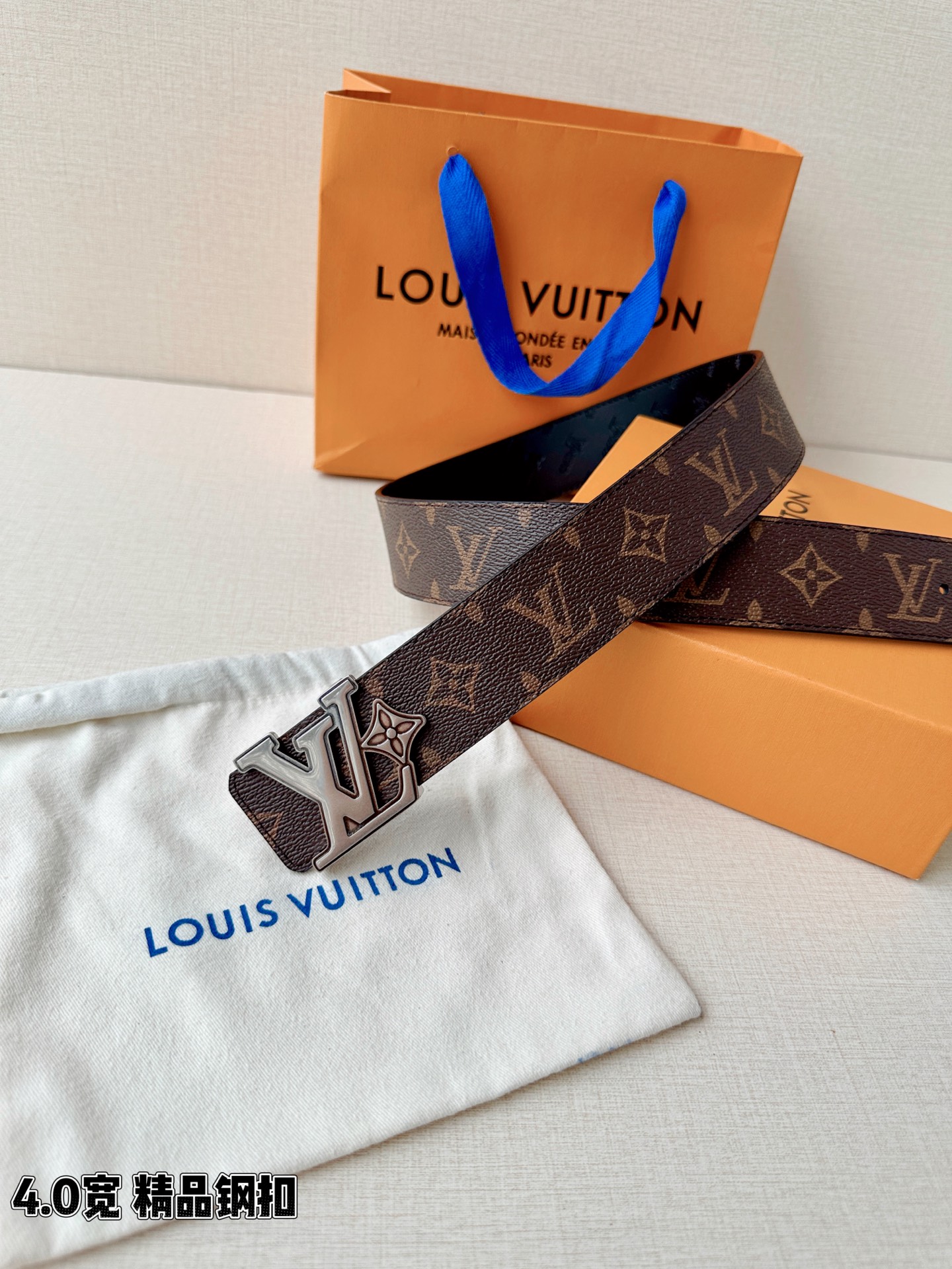 4.0宽LV Flower 双面腰带取材 Monogram 涂层帆布，借背面皮革的 LV Flower 