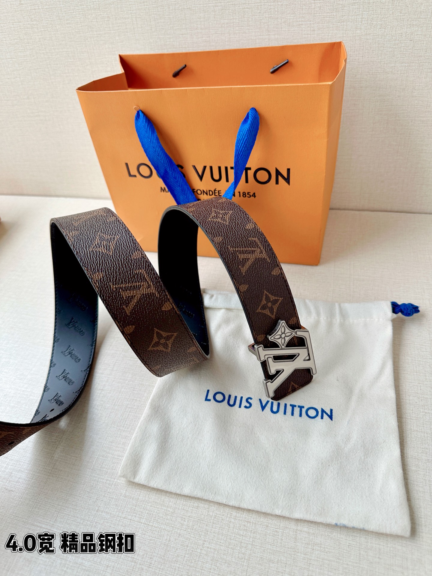 4.0宽LV Flower 双面腰带取材 Monogram 涂层帆布，借背面皮革的 LV Flower 