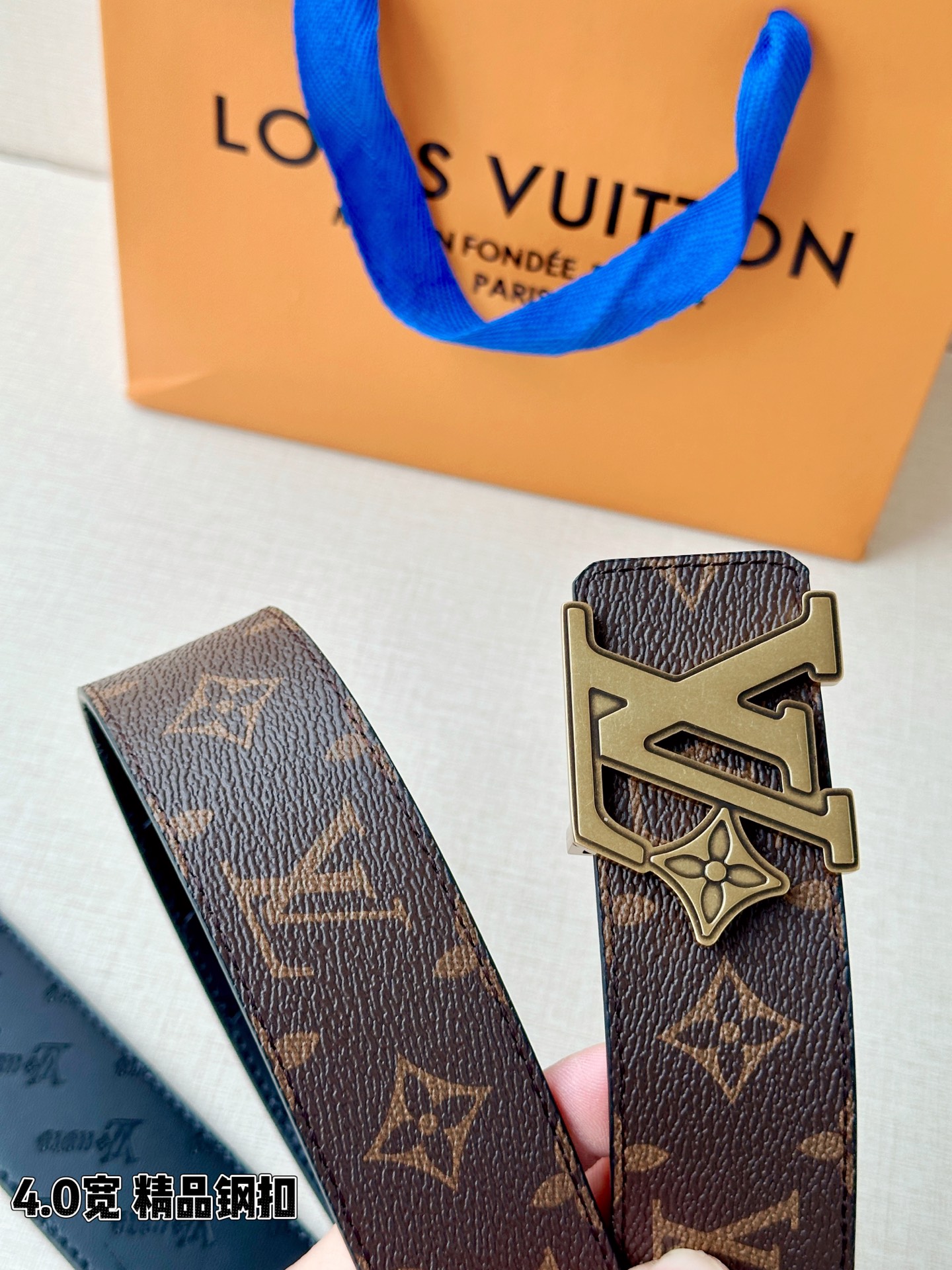 4.0宽LV Flower 双面腰带取材 Monogram 涂层帆布，借背面皮革的 LV Flower 