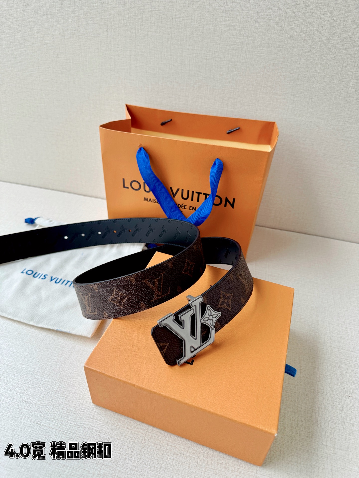 4.0宽LV Flower 双面腰带取材 Monogram 涂层帆布，借背面皮革的 LV Flower 