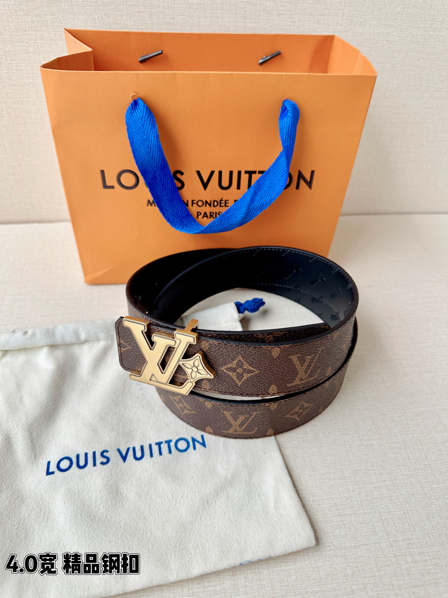 4.0宽LV Flower 双面腰带取材 Monogram 涂层帆布，借背面皮革的 LV Flower 