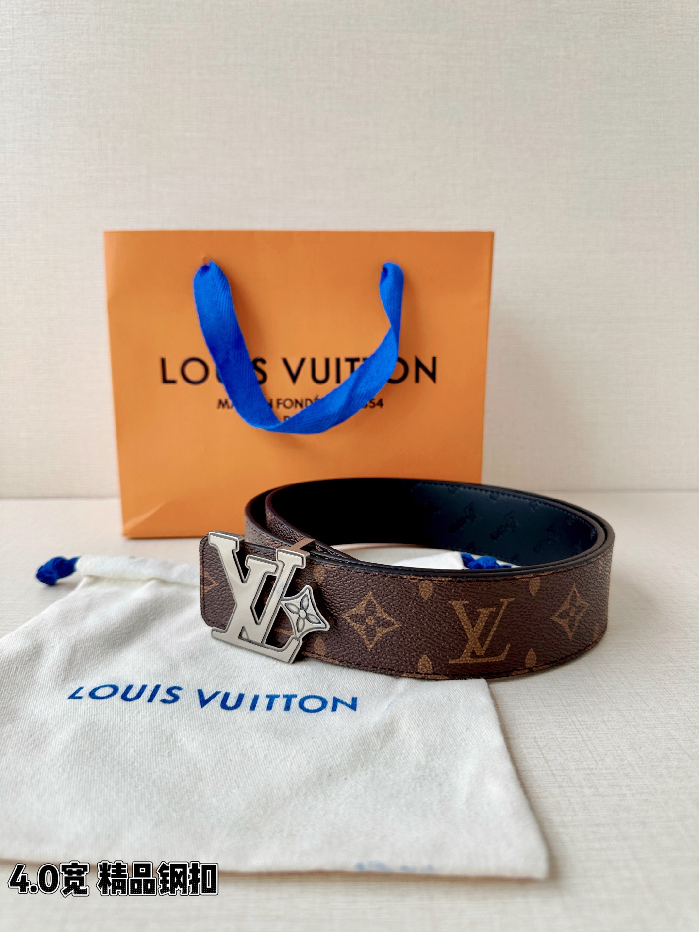 4.0宽LV Flower 双面腰带取材 Monogram 涂层帆布，借背面皮革的 LV Flower 