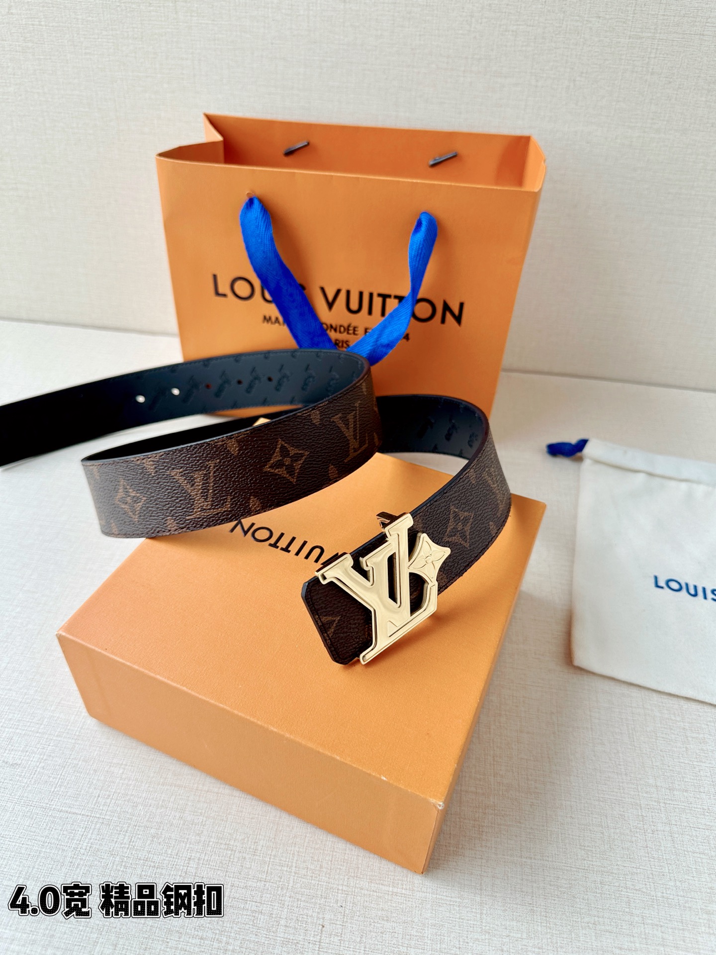 4.0宽LV Flower 双面腰带取材 Monogram 涂层帆布，借背面皮革的 LV Flower 