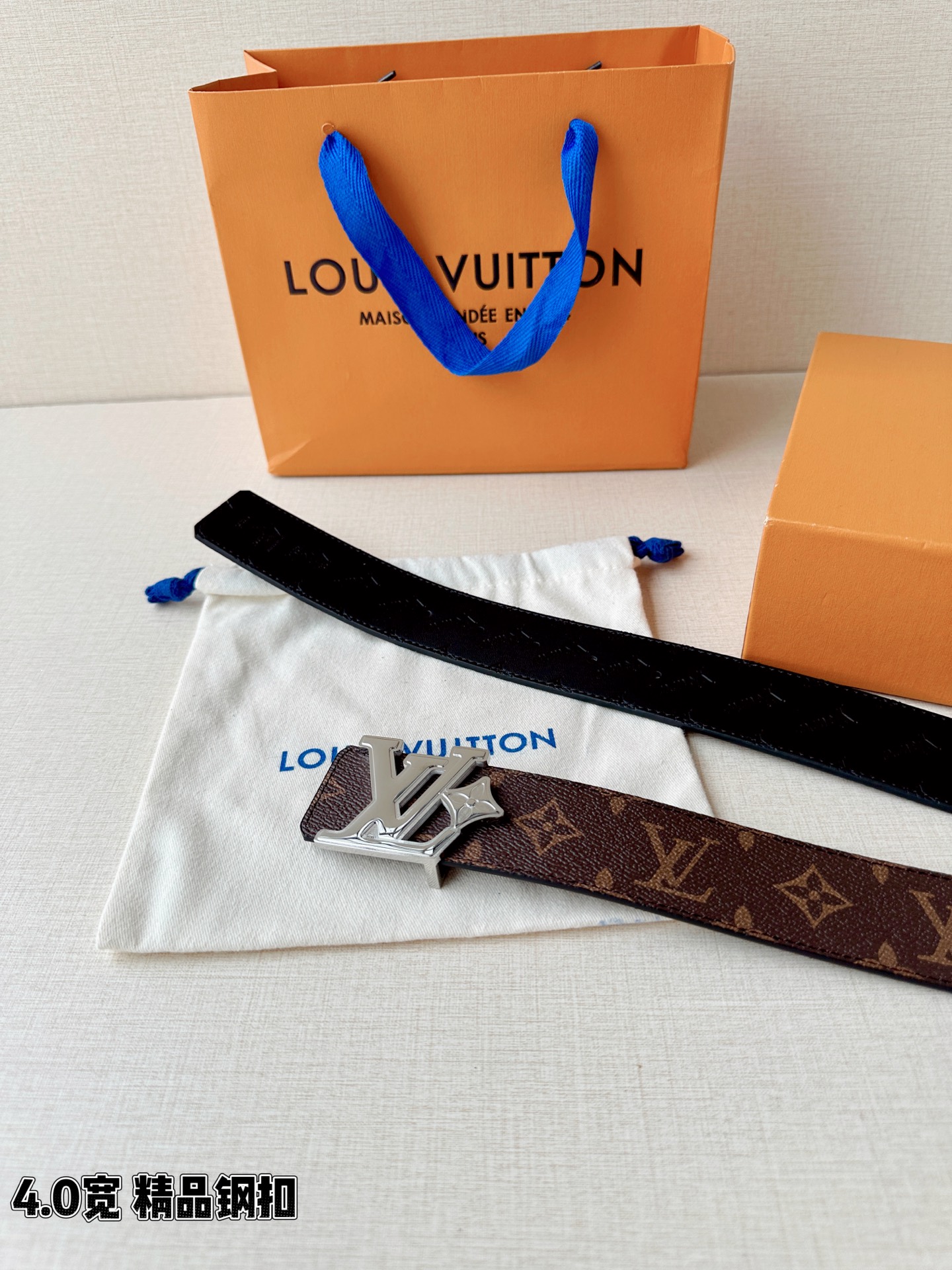 4.0宽LV Flower 双面腰带取材 Monogram 涂层帆布，借背面皮革的 LV Flower 